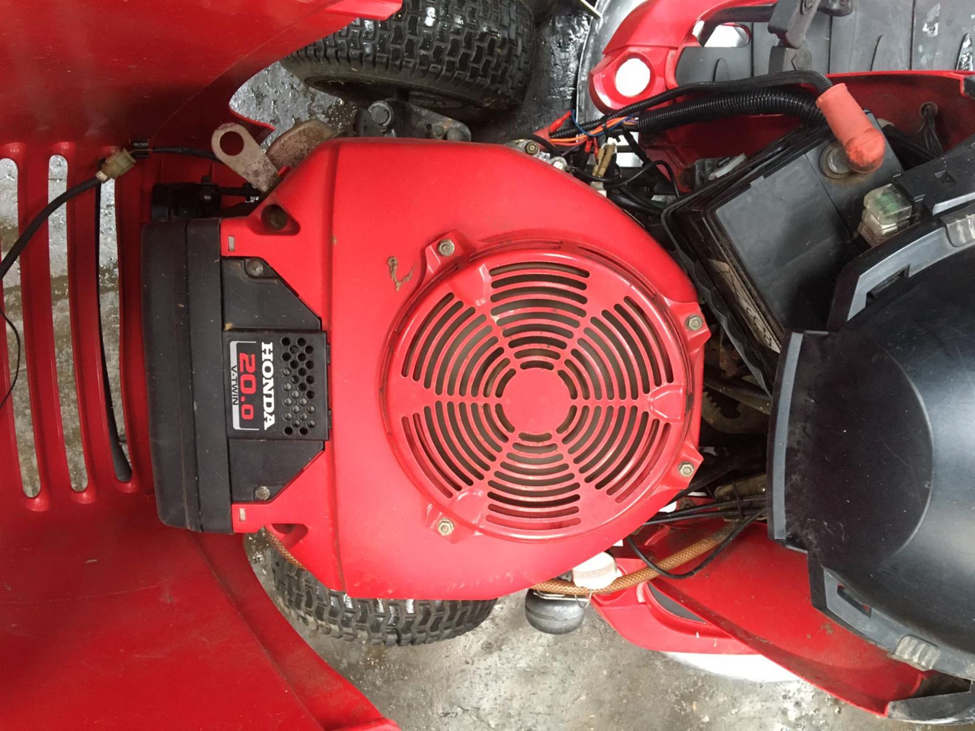 HONDA V-TWIN 2620 RIDE ON LAWN MOWER, HYDROSTATIC, STARTS AND RUNS, ELECTRIC TIP, ONLY 200.1 HOURS - Image 11 of 13