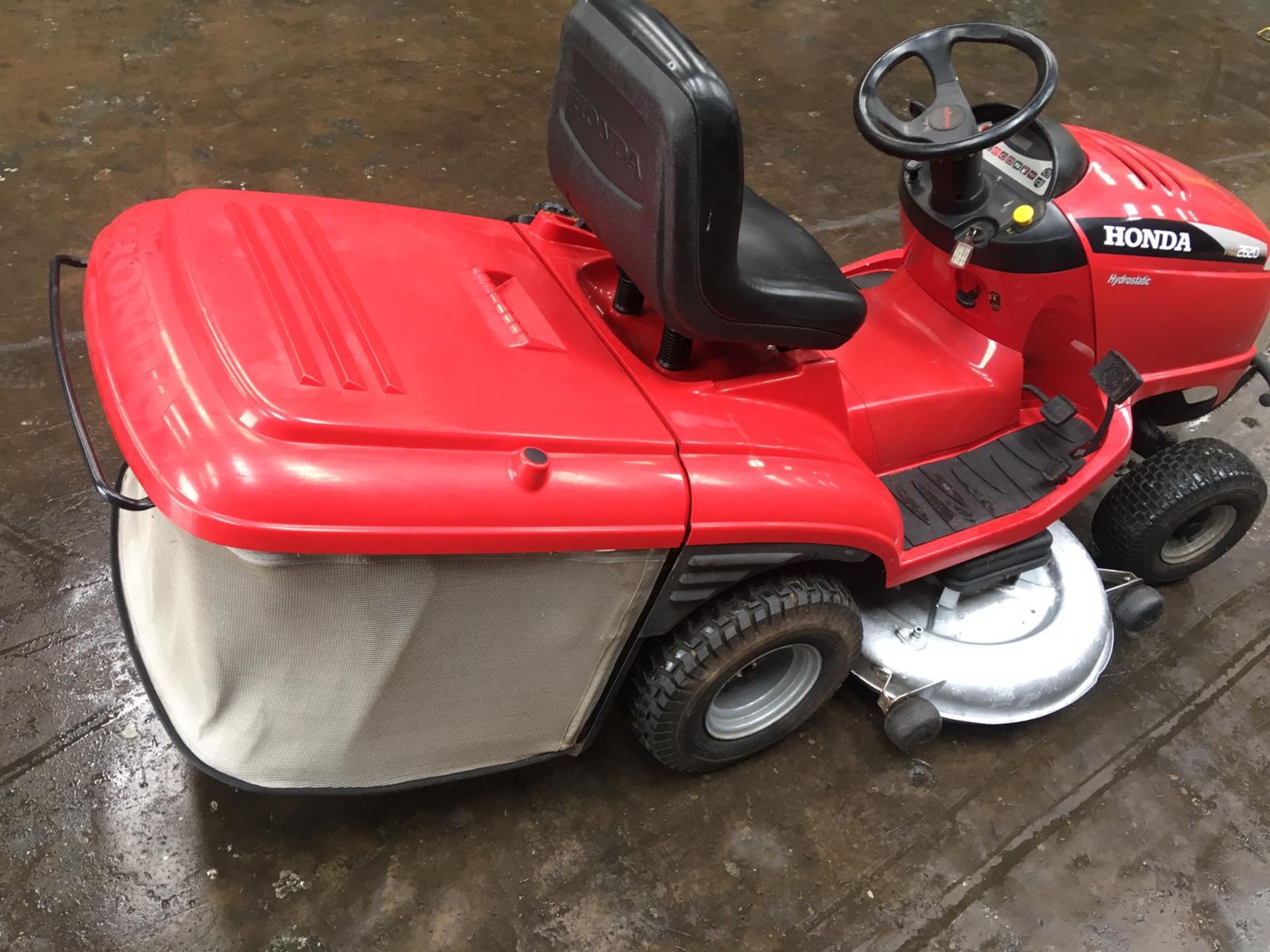 HONDA V-TWIN 2620 RIDE ON LAWN MOWER, HYDROSTATIC, STARTS AND RUNS, ELECTRIC TIP, ONLY 200.1 HOURS - Image 2 of 13