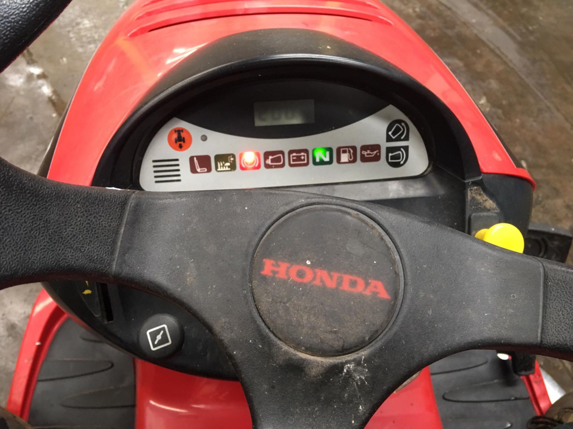 HONDA V-TWIN 2620 RIDE ON LAWN MOWER, HYDROSTATIC, STARTS AND RUNS, ELECTRIC TIP, ONLY 200.1 HOURS - Image 10 of 13