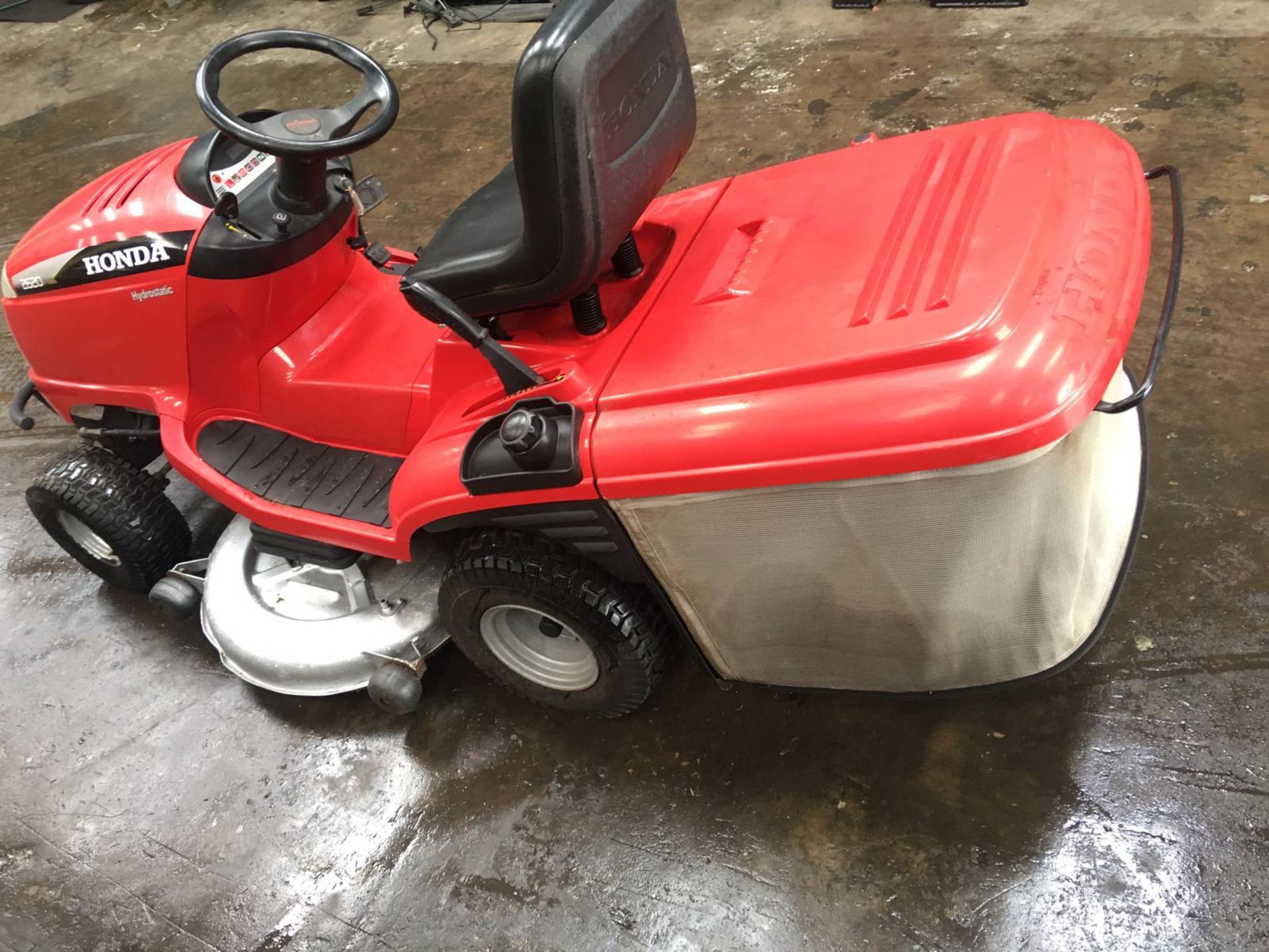 HONDA V-TWIN 2620 RIDE ON LAWN MOWER, HYDROSTATIC, STARTS AND RUNS, ELECTRIC TIP, ONLY 200.1 HOURS - Image 5 of 13