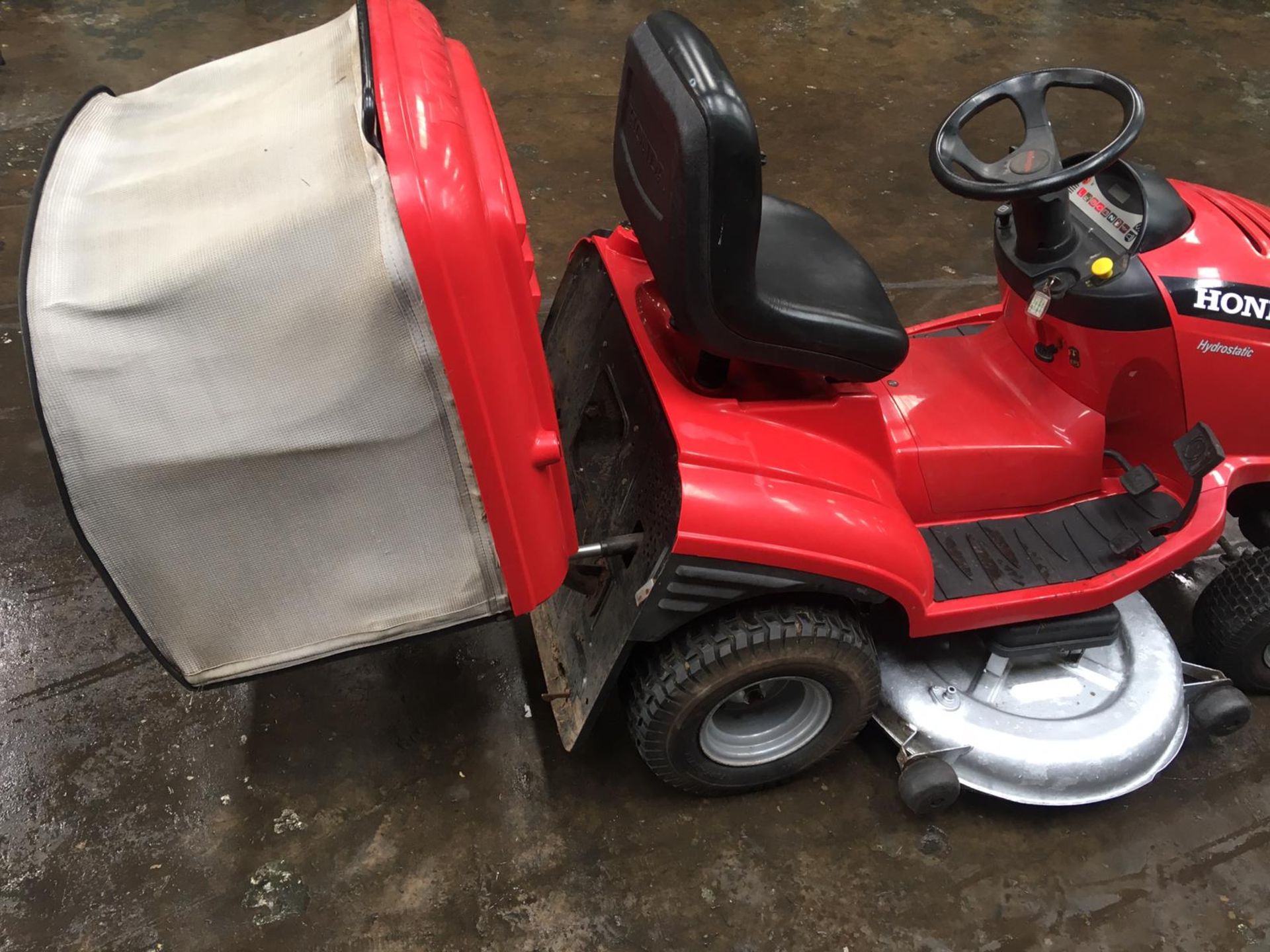 HONDA V-TWIN 2620 RIDE ON LAWN MOWER, HYDROSTATIC, STARTS AND RUNS, ELECTRIC TIP, ONLY 200.1 HOURS - Image 6 of 13