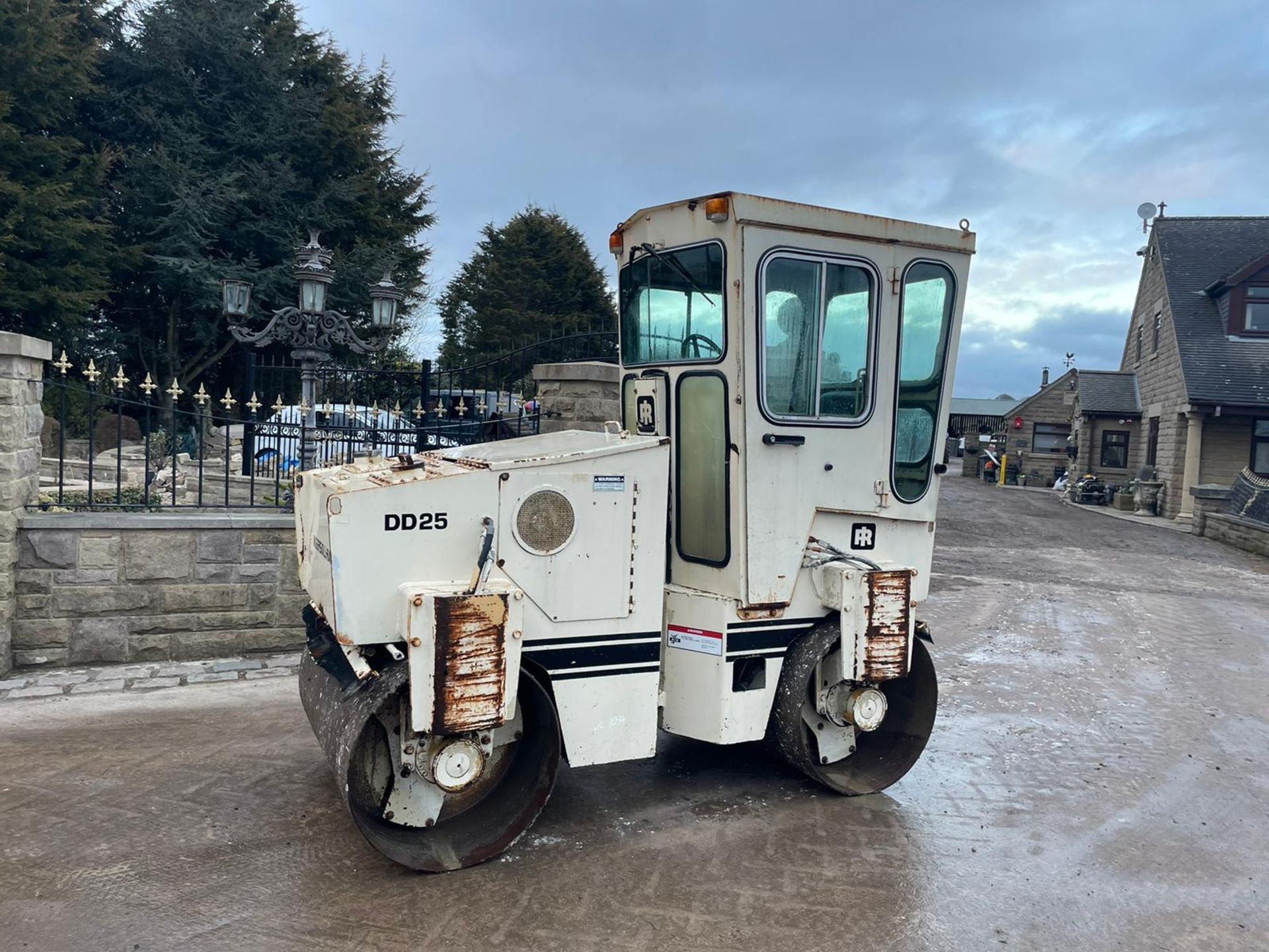 INGERSOLL RAND DD25 TWIN DRUM ROLLER, RUNS DRIVES AND VIBRATES, CABBED *PLUS VAT* - Image 2 of 8