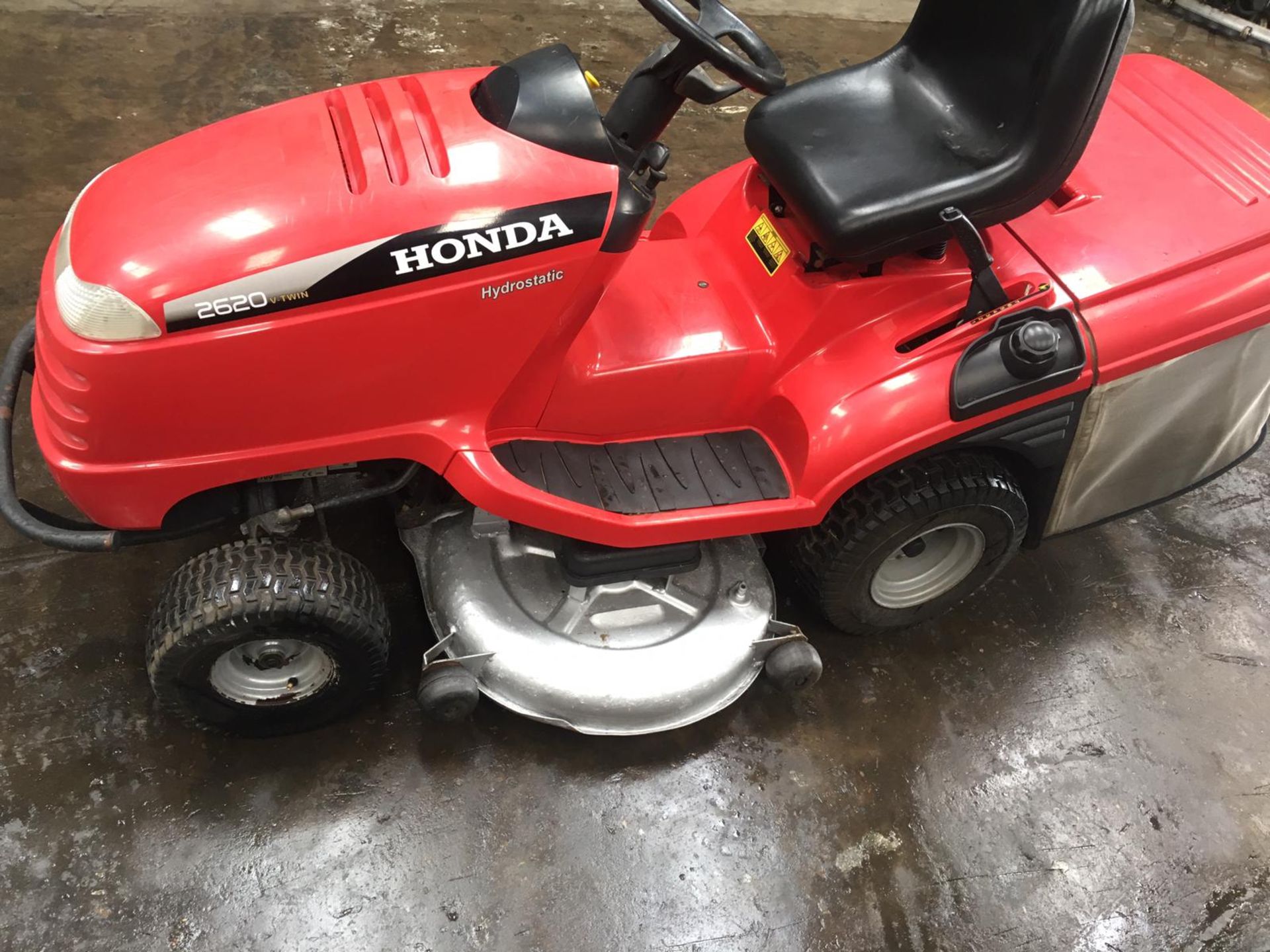 HONDA V-TWIN 2620 RIDE ON LAWN MOWER, HYDROSTATIC, STARTS AND RUNS, ELECTRIC TIP, ONLY 200.1 HOURS - Image 4 of 13