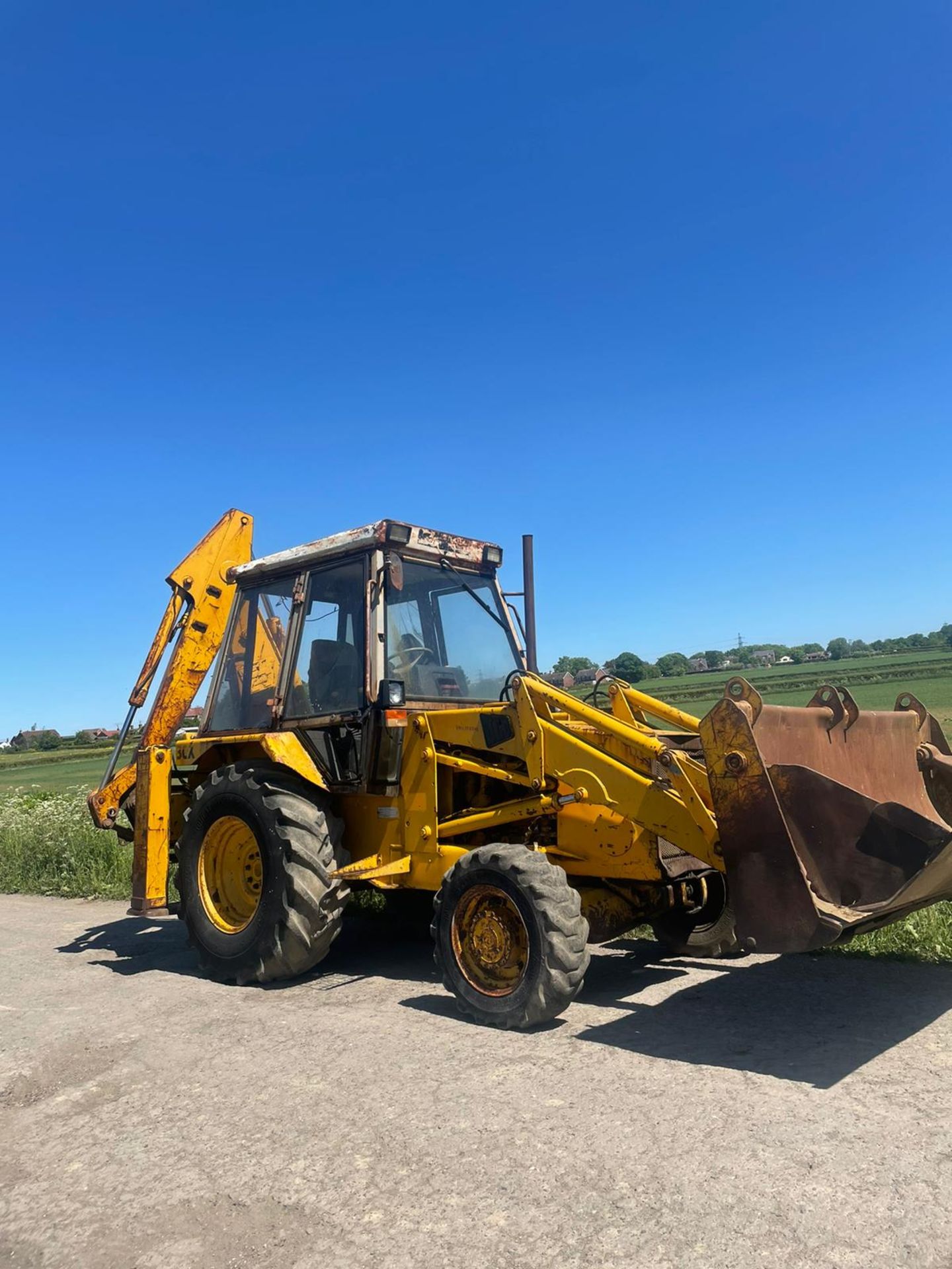 JCB 3CX FRONT LOADER BACKO, 4 WHEEL DRIVE, 4 IN ONE BUCKET, 4 SPEED FORWARDS, AND REVERSE *PLUS VAT*