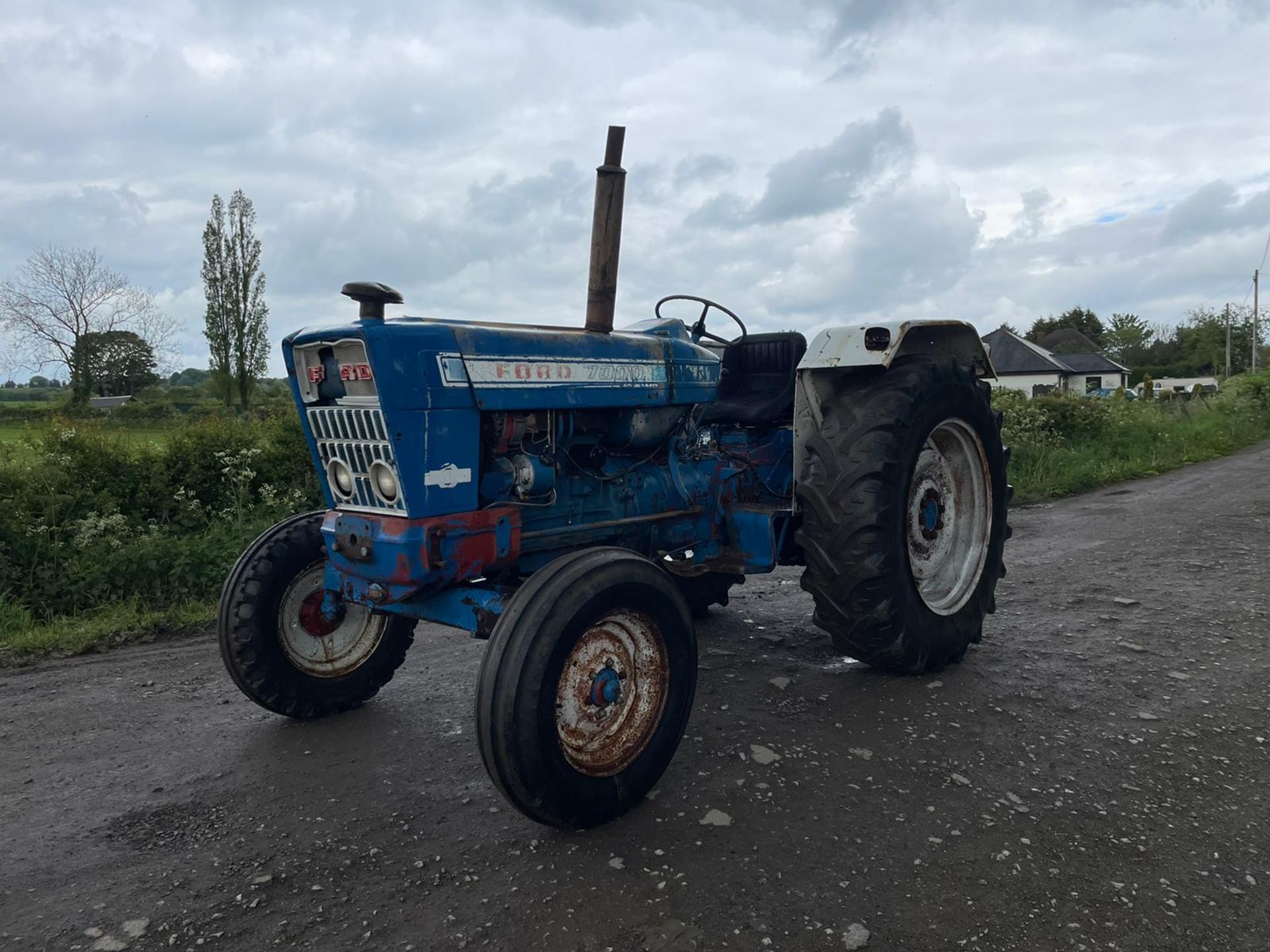 FORD 7000 TRACTOR, RUNS AND DRIVES, ALL GEARS WORK, VINTAGE TRACTOR - HARD TO FIND *PLUS VAT* - Image 2 of 10
