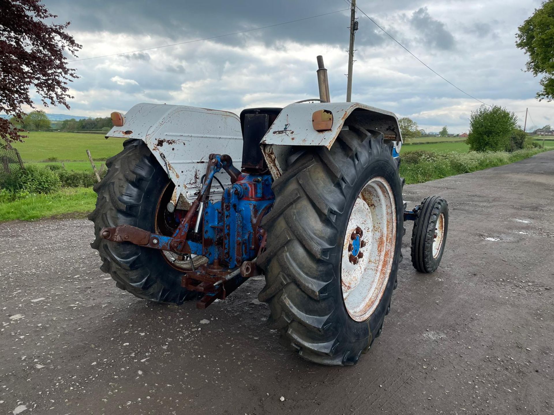 FORD 7000 TRACTOR, RUNS AND DRIVES, ALL GEARS WORK, VINTAGE TRACTOR - HARD TO FIND *PLUS VAT* - Image 5 of 10