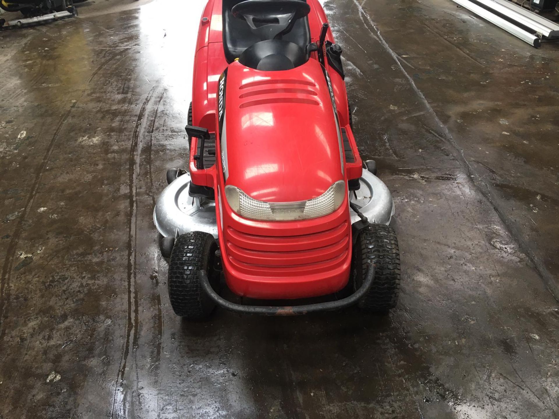 HONDA V-TWIN 2620 RIDE ON LAWN MOWER, HYDROSTATIC, STARTS AND RUNS, ELECTRIC TIP, ONLY 200.1 HOURS - Image 3 of 13