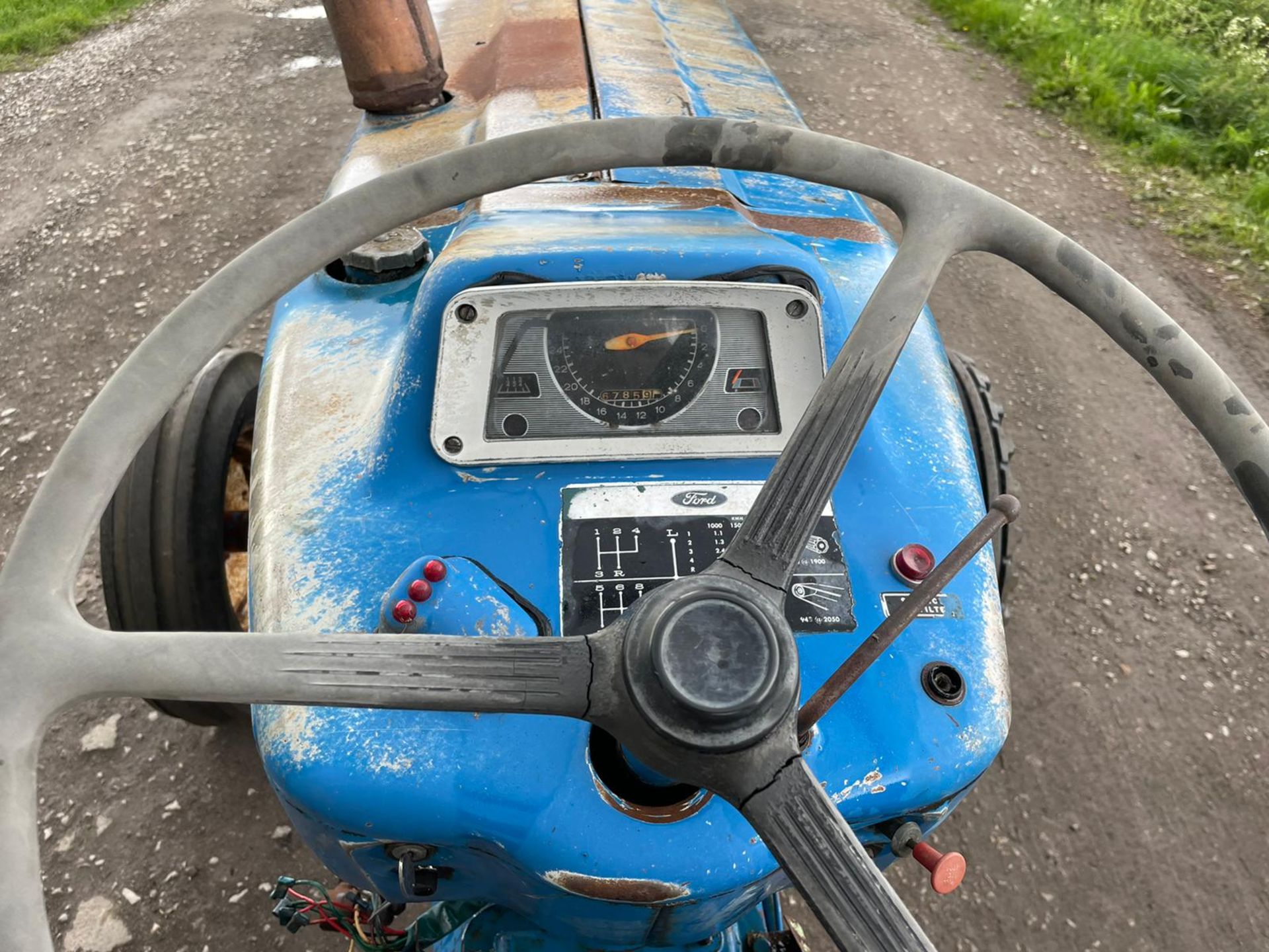 FORD 7000 TRACTOR, RUNS AND DRIVES, ALL GEARS WORK, VINTAGE TRACTOR - HARD TO FIND *PLUS VAT* - Image 8 of 10