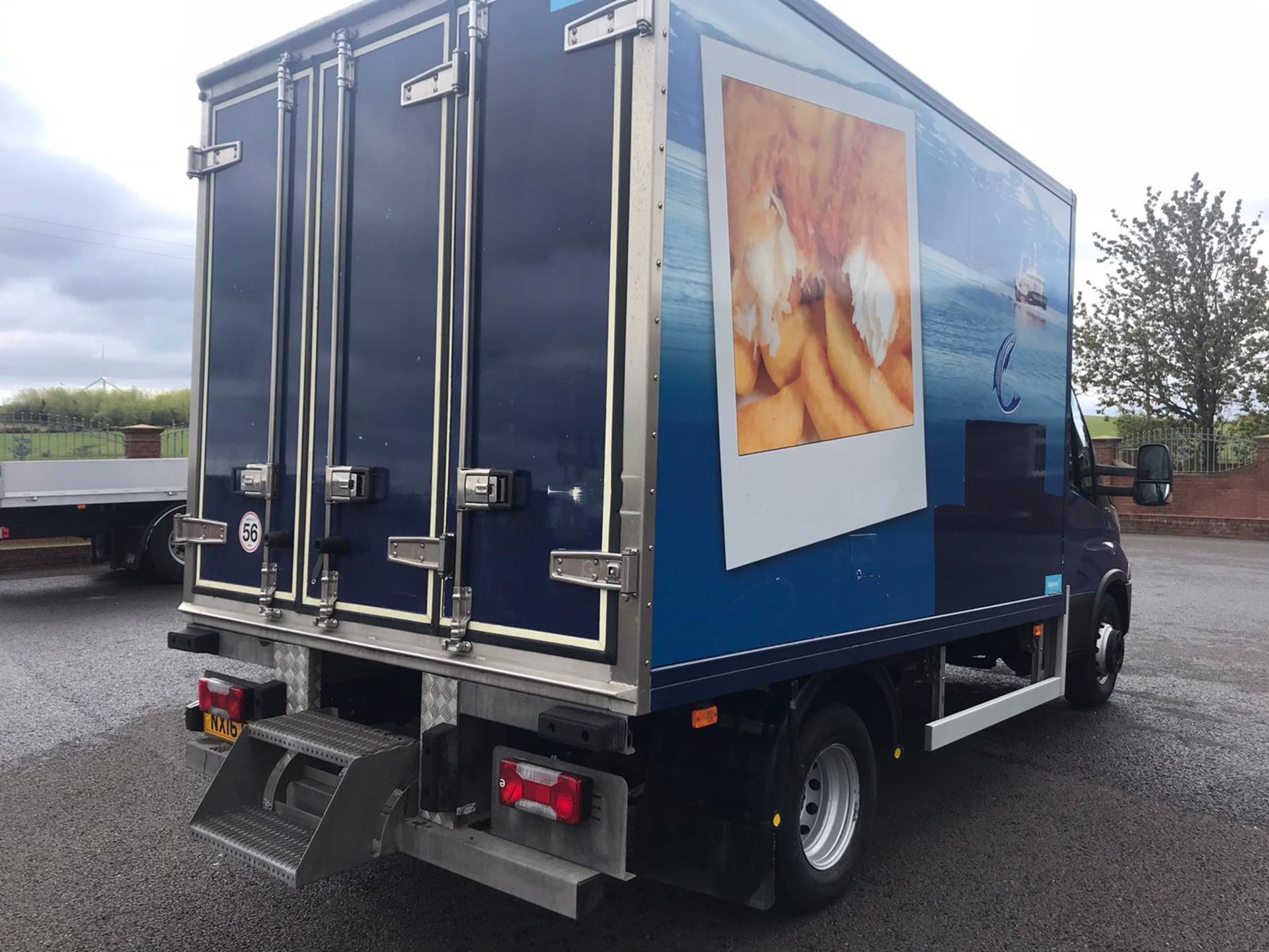 IVECO DAILY 72-170 REFRIGERATED TRUCK WITH SIDE DOOR, MANUAL GEARBOX, SHOWING 196568.6 KM *PLUS VAT* - Image 4 of 12