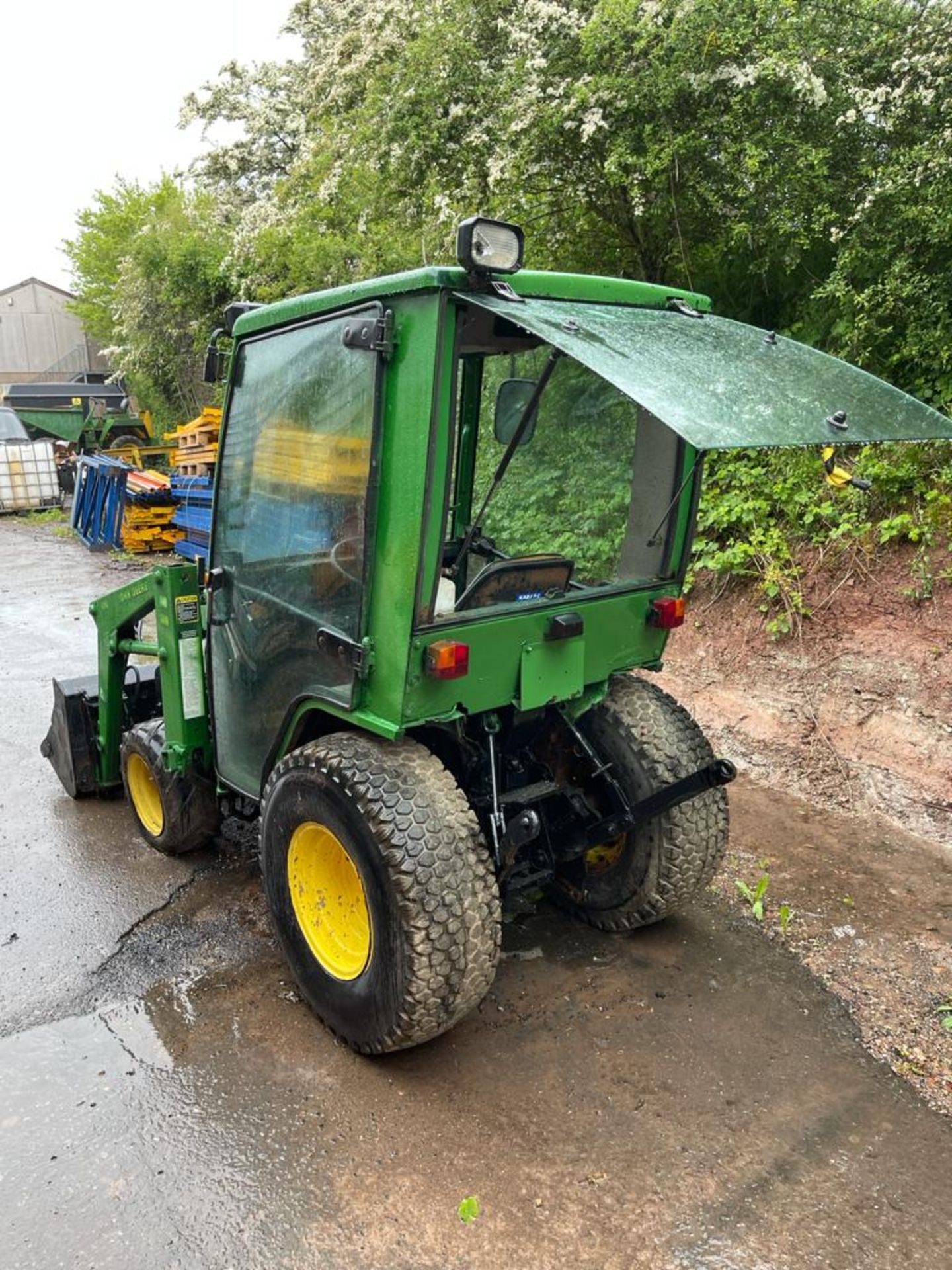 JOHN DEERE 4100 LOADER TRACTOR, 4 WHEEL DRIVE, RUNS, WORKS AND LIFTS *PLUS VAT* - Image 4 of 8