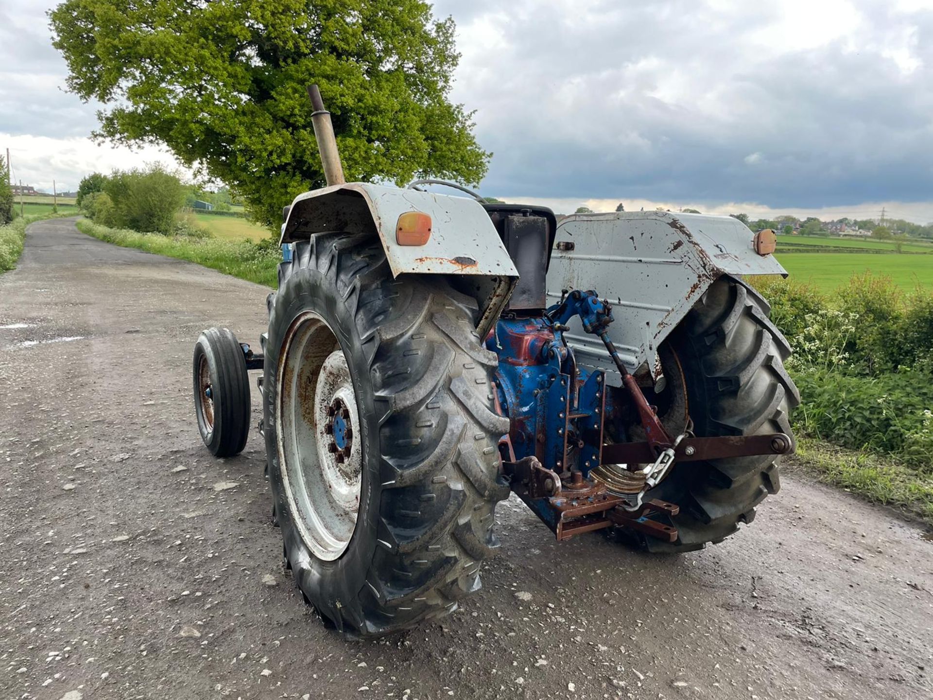 FORD 7000 TRACTOR, RUNS AND DRIVES, ALL GEARS WORK, VINTAGE TRACTOR - HARD TO FIND *PLUS VAT* - Image 4 of 10