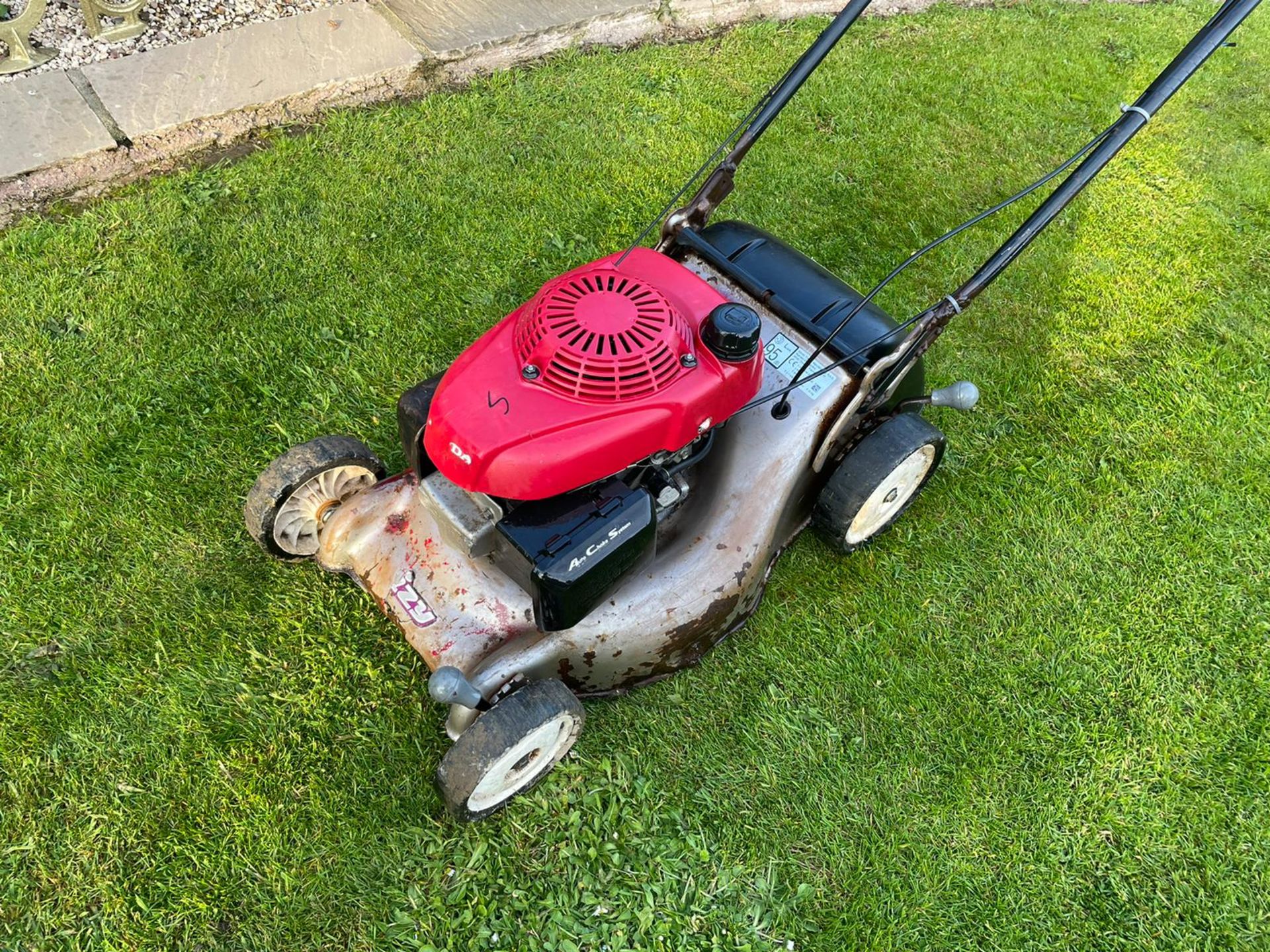 JA - 2013 HONDA IZZY SELF PROPELLED LAWN MOWER, RUNS DRIVES AND CUTS *NO VAT* - Image 2 of 5