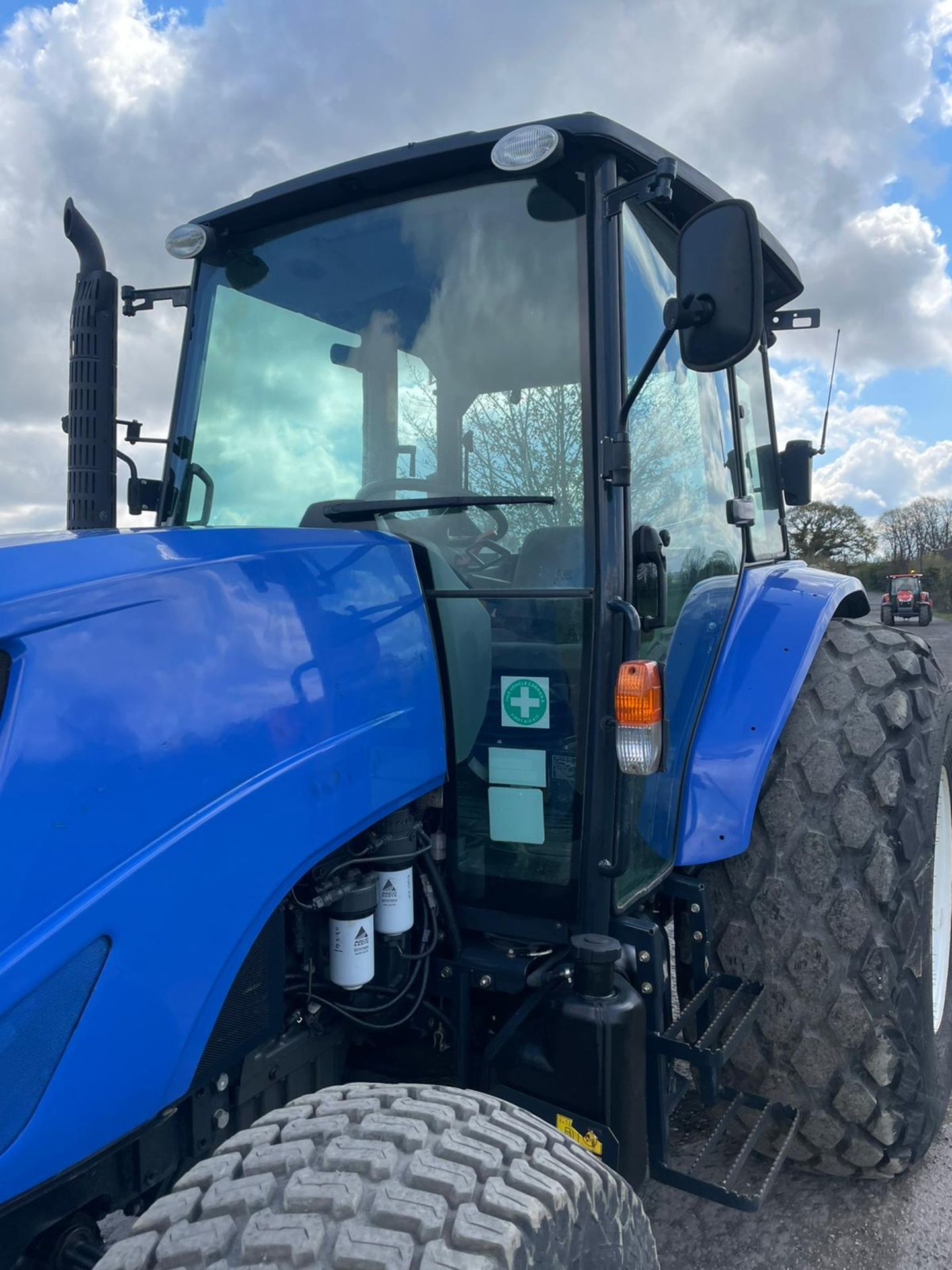 2014 ISEKI TJA8080 4 WHEEL DRIVE TRACTOR, 953 GENUINE HOURS, GRASS TYRES, SONY RADIO *PLUS VAT* - Image 3 of 10