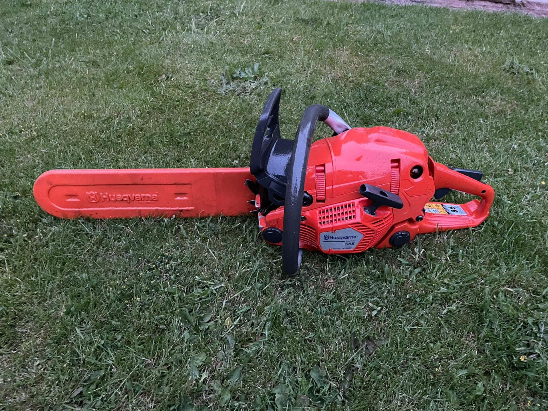 HUSQVARNA 555 AUTO TUNE CHAINSAW, GOOD COMPRESSION, C/W BAR COVER *NO VAT* - Image 2 of 7