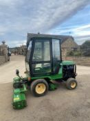 JOHN DEERE 900 RIDE ON LAWN MOWER, FULL GLASS CAB, RUNS WORKS AND CUTS, 1690 HOURS *NO VAT*