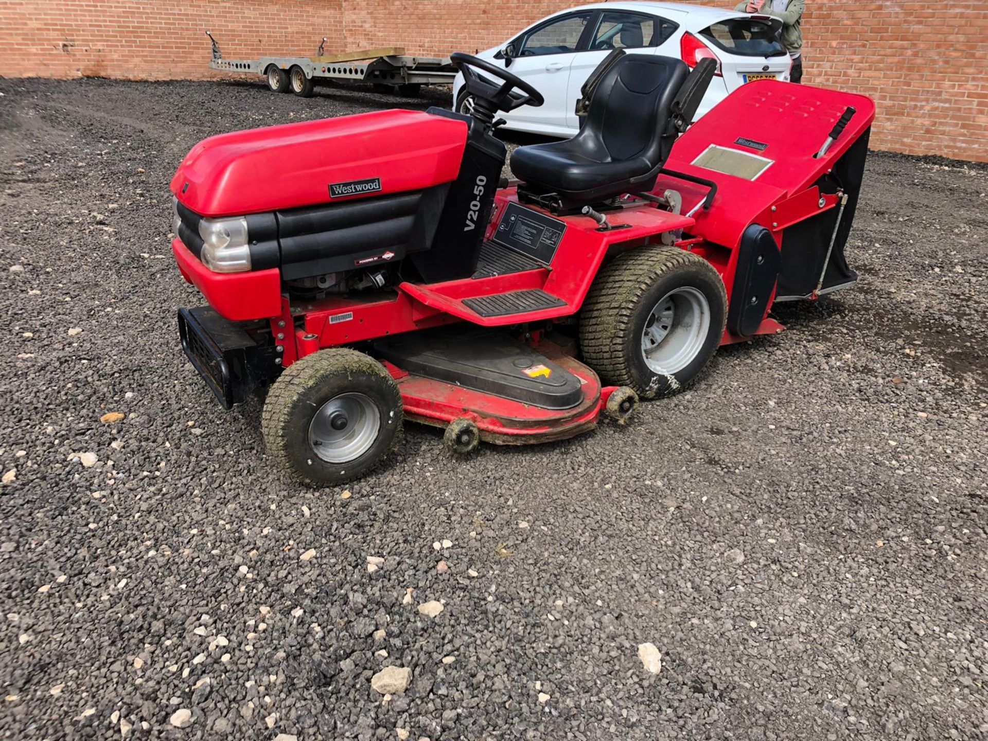 WESTWOOD V20-50 RIDE ON MOWER, STARTS DRIVES AND CUTS, SELLING DUE TO DOWNSIZING *NO VAT* - Image 4 of 6