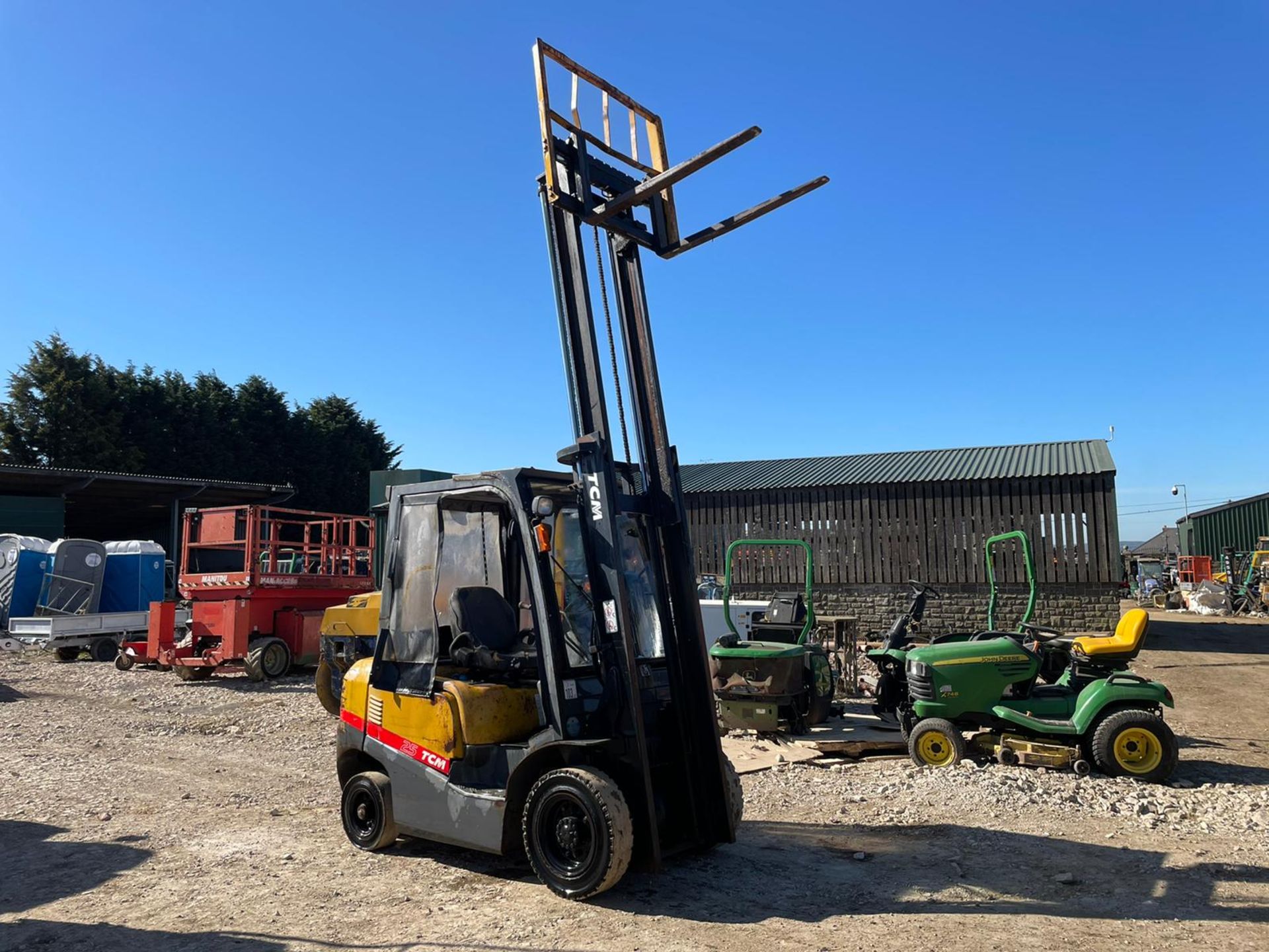 2007 TCM 25 FORKLIFT, RUNS DRIVES AND LIFTS, SHOWING 7300 HOURS, 2.5TON SPEC, SIDE SHIFT *PLUS VAT* - Image 7 of 11