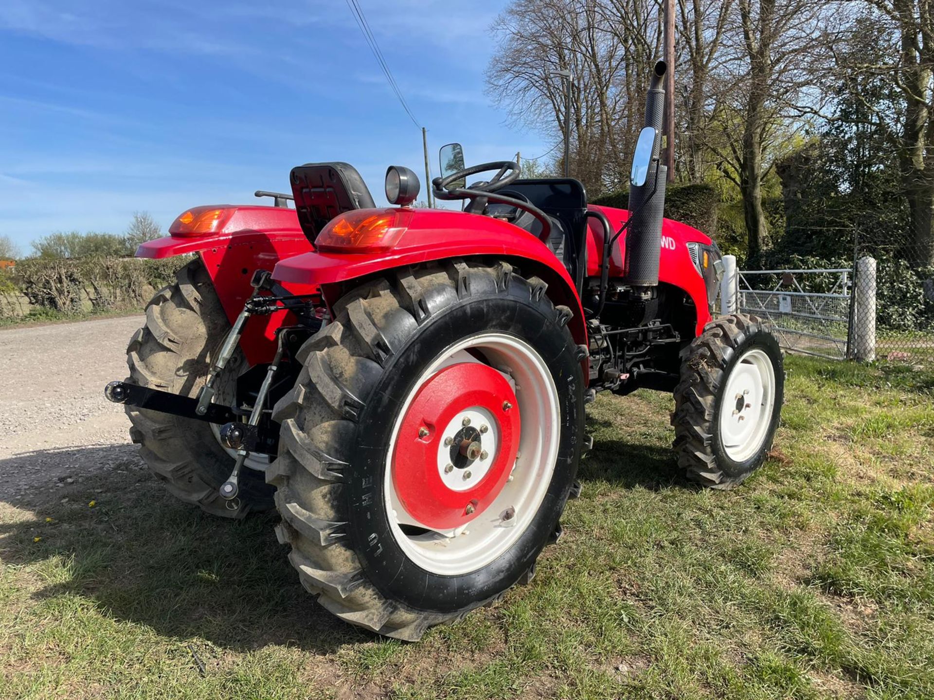 NEW AND UNUSED ZOOM 604WD TRACTOR, RUNS AND DRIVES, 4 CYLINDER DIESEL ENGINE, ALL TERRAIN *PLUS VAT* - Image 4 of 7