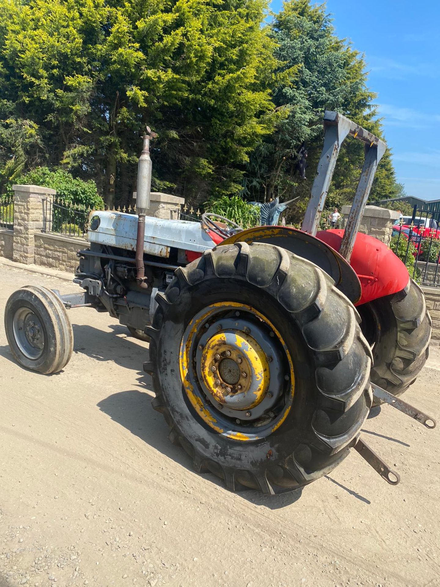 MASSEY FERGUSON TRACTOR, BELIEVED TO BE A 165 MODEL, RUNS AND WORKS *PLUS VAT* - Image 3 of 5