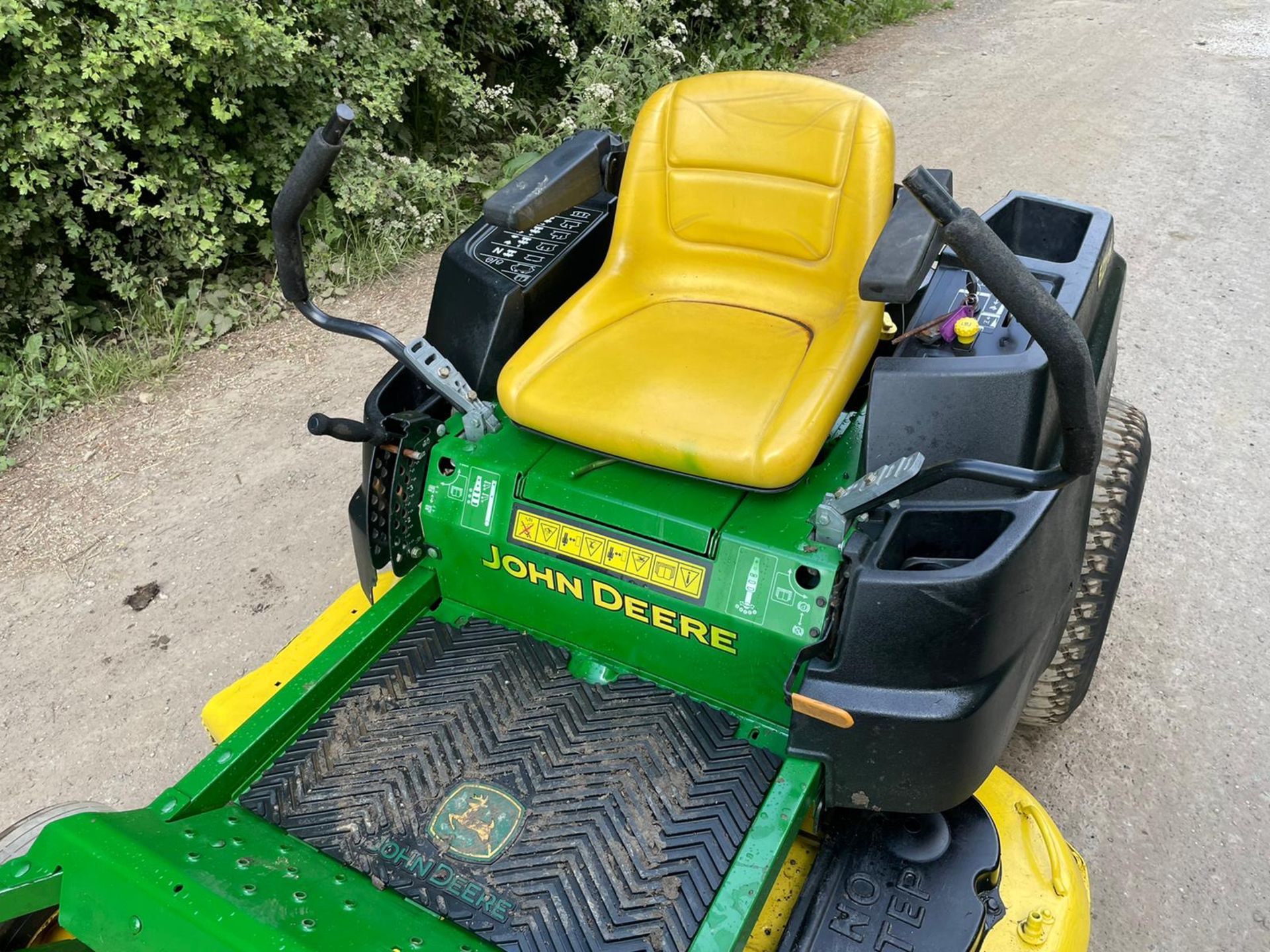 2014 JOHN DEERE Z425 ZERO TURN MOWER, RUNS DRIVES AND CUTS, 22HP JOHN DEERE PETROL ENGINE *PLUS VAT* - Image 4 of 8