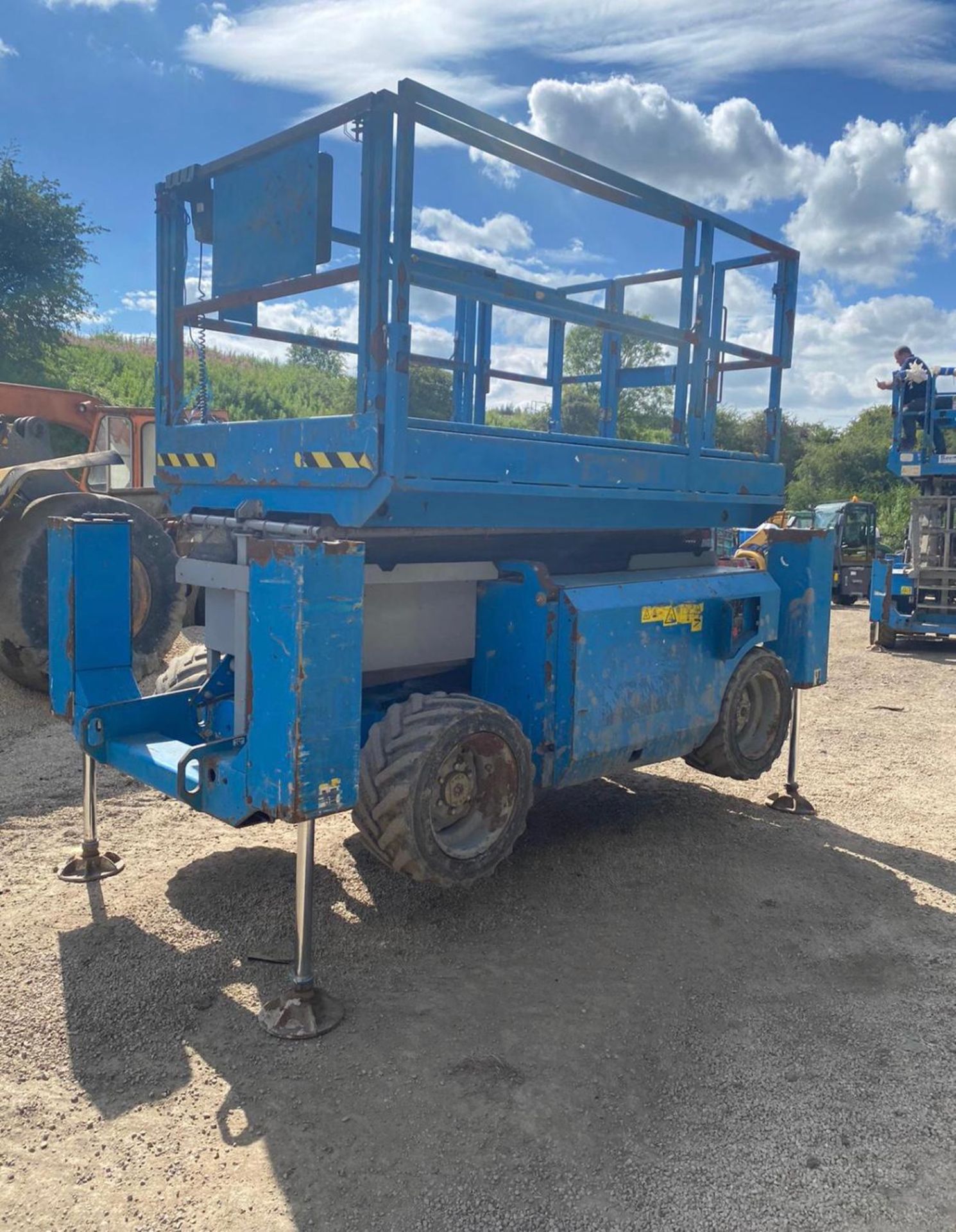 2007 GENIE GS-3268 SCISSOR LIFT, RUNS, DRIVES AND LIFTS, SHOWING 2990 HOURS, 4X4 *PLUS VAT*