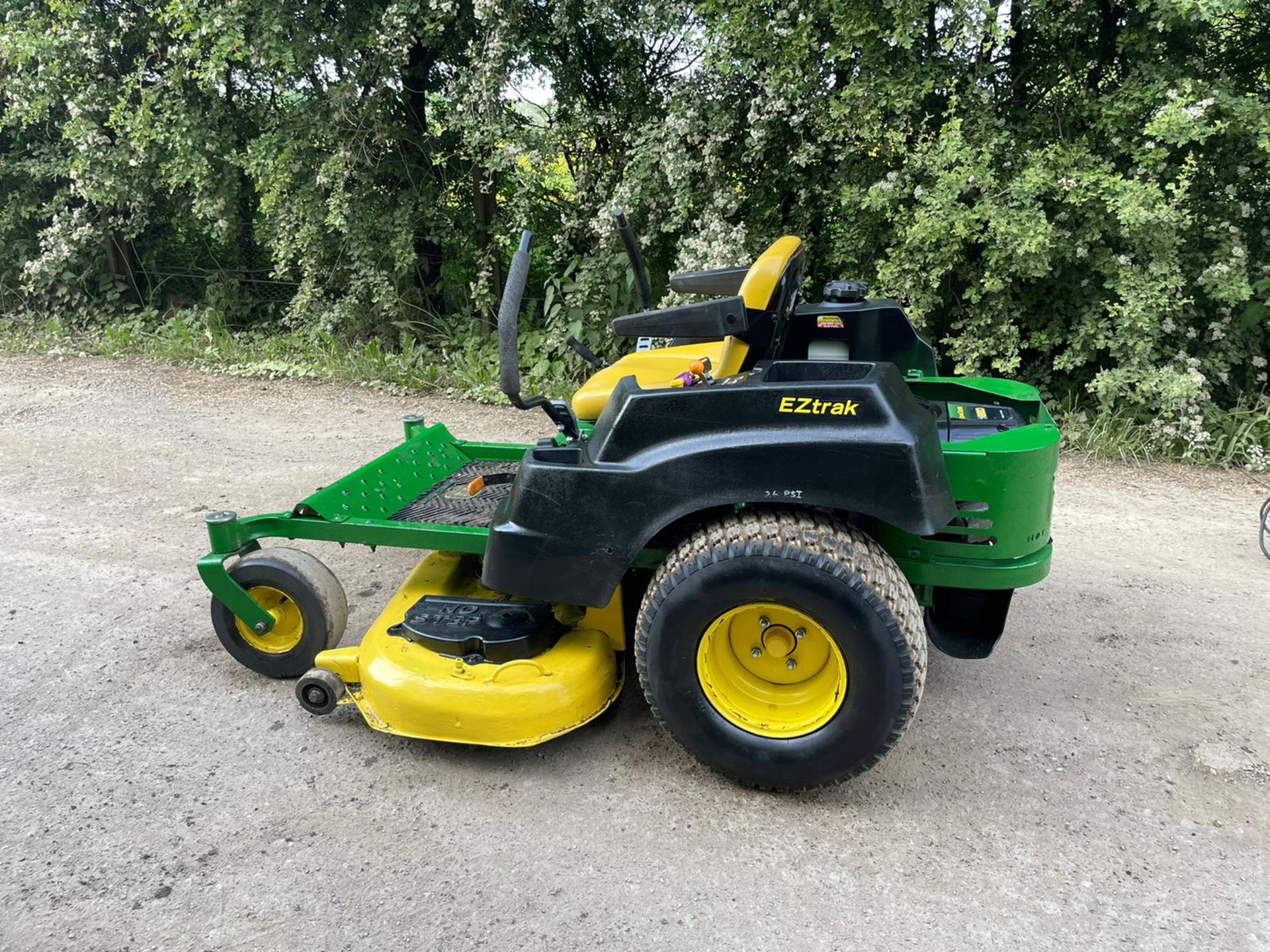 2014 JOHN DEERE Z425 ZERO TURN MOWER, RUNS DRIVES AND CUTS, 22HP JOHN DEERE PETROL ENGINE *PLUS VAT* - Image 5 of 8