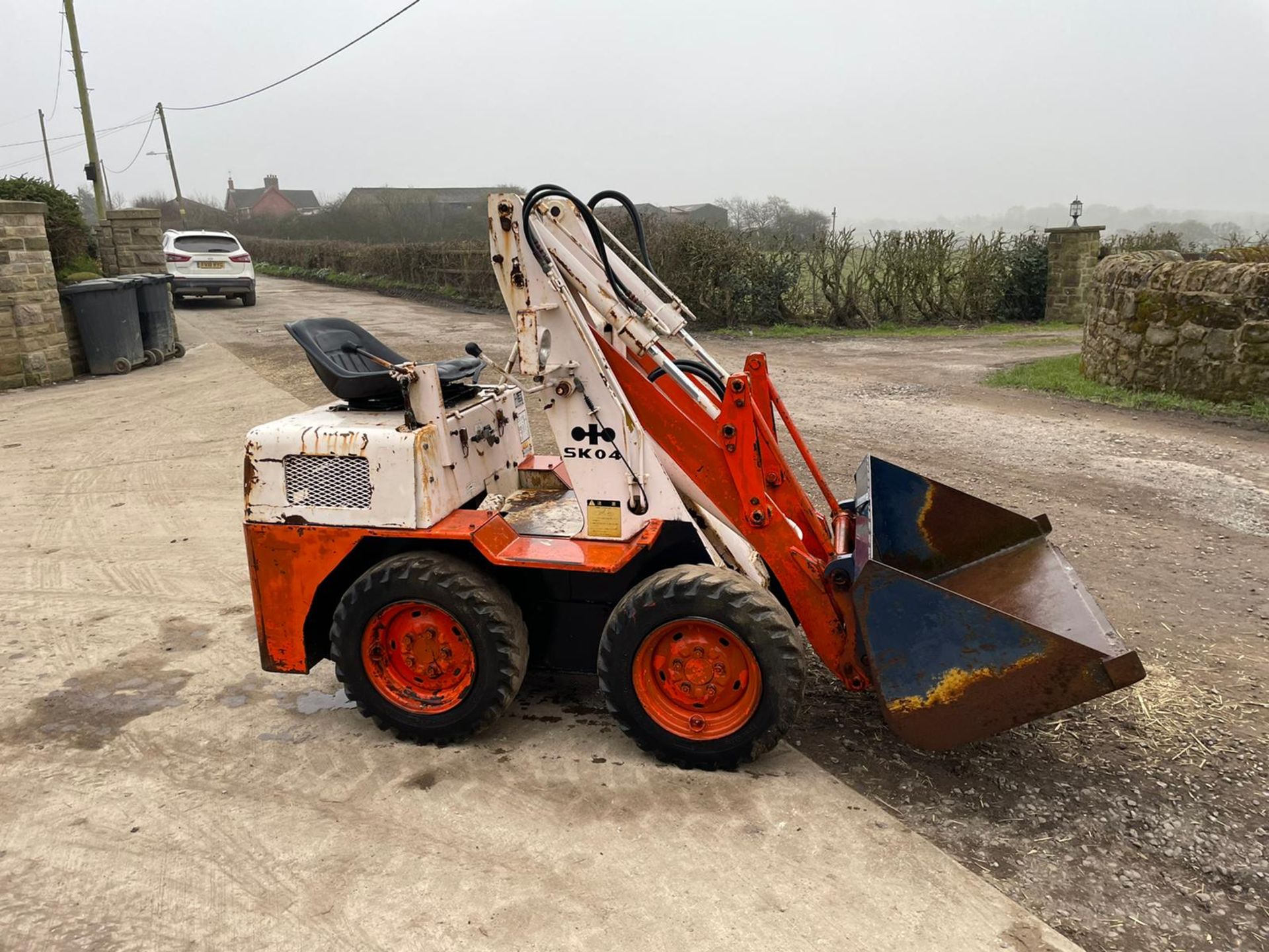 KOMATSU SKIDSTEER, RUNS DRIVES AND LIFTS, SHOWING 960 HOURS, DIESEL ENGINE *PLUS VAT* - Image 4 of 11