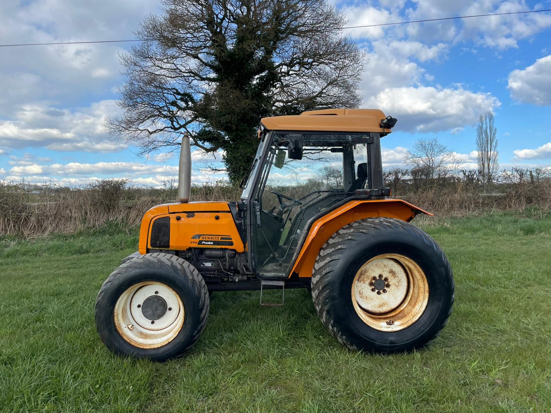 2004/5 RENAULT PALES 210 TRACTOR, RUNS AND DRIVES, 2090 HOURS *PLUS VAT* - Image 2 of 15