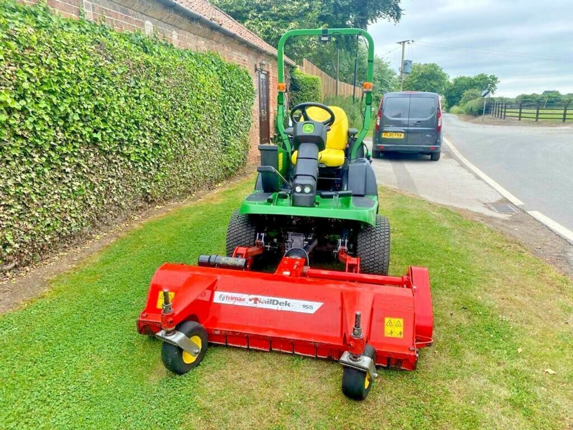 JOHN DEERE 1570 UPFRONT FLAIL MOWER, YEAR 2015, 4 WHEEL DRIVE *PLUS VAT* - Image 2 of 5