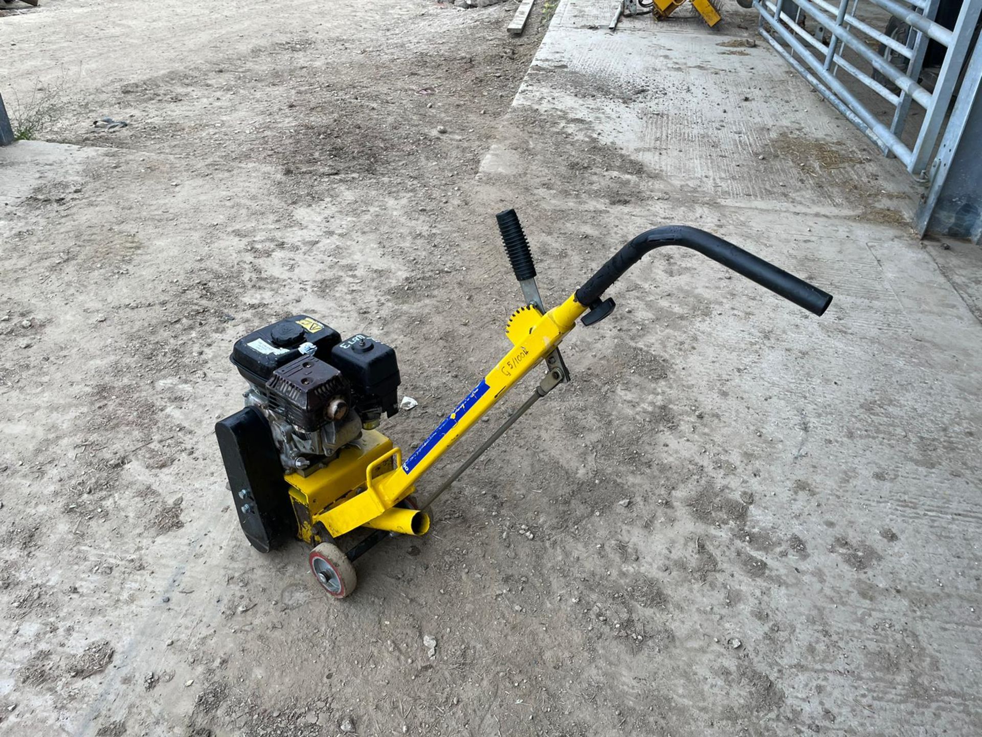 HONDA FLOOR GRINDER, GOOD COMPRESSION, HONDA GX200 ENGINE, DIRECT FROM HIRE COMPANY *NO VAT* - Image 5 of 7