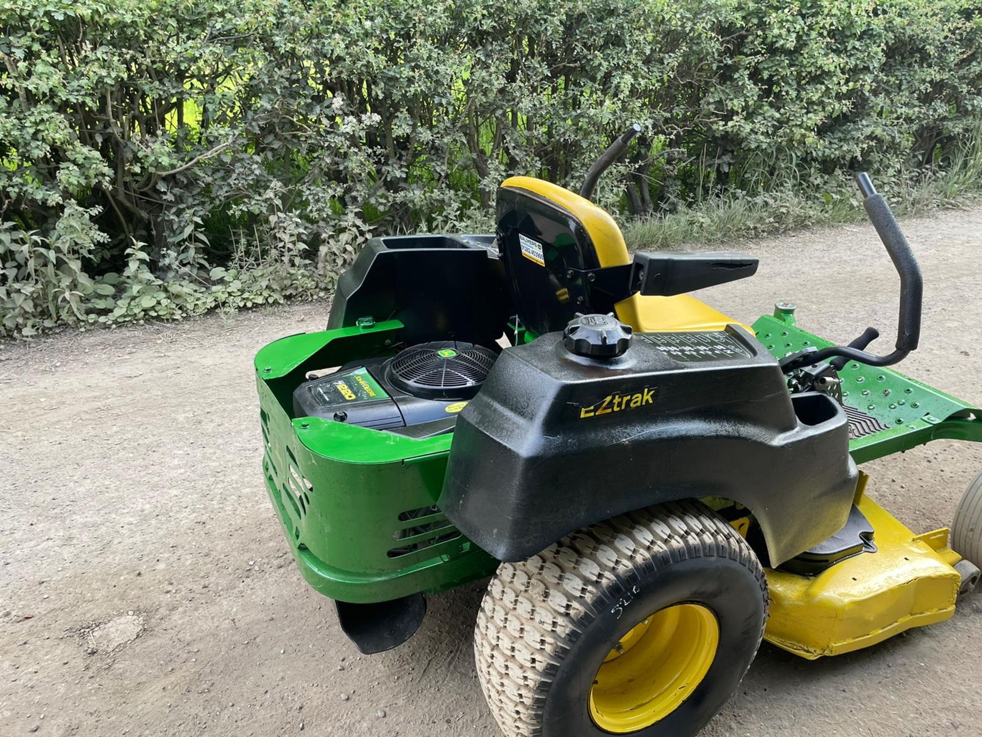 2014 JOHN DEERE Z425 ZERO TURN MOWER, RUNS DRIVES AND CUTS, 22HP JOHN DEERE PETROL ENGINE *PLUS VAT* - Image 6 of 8