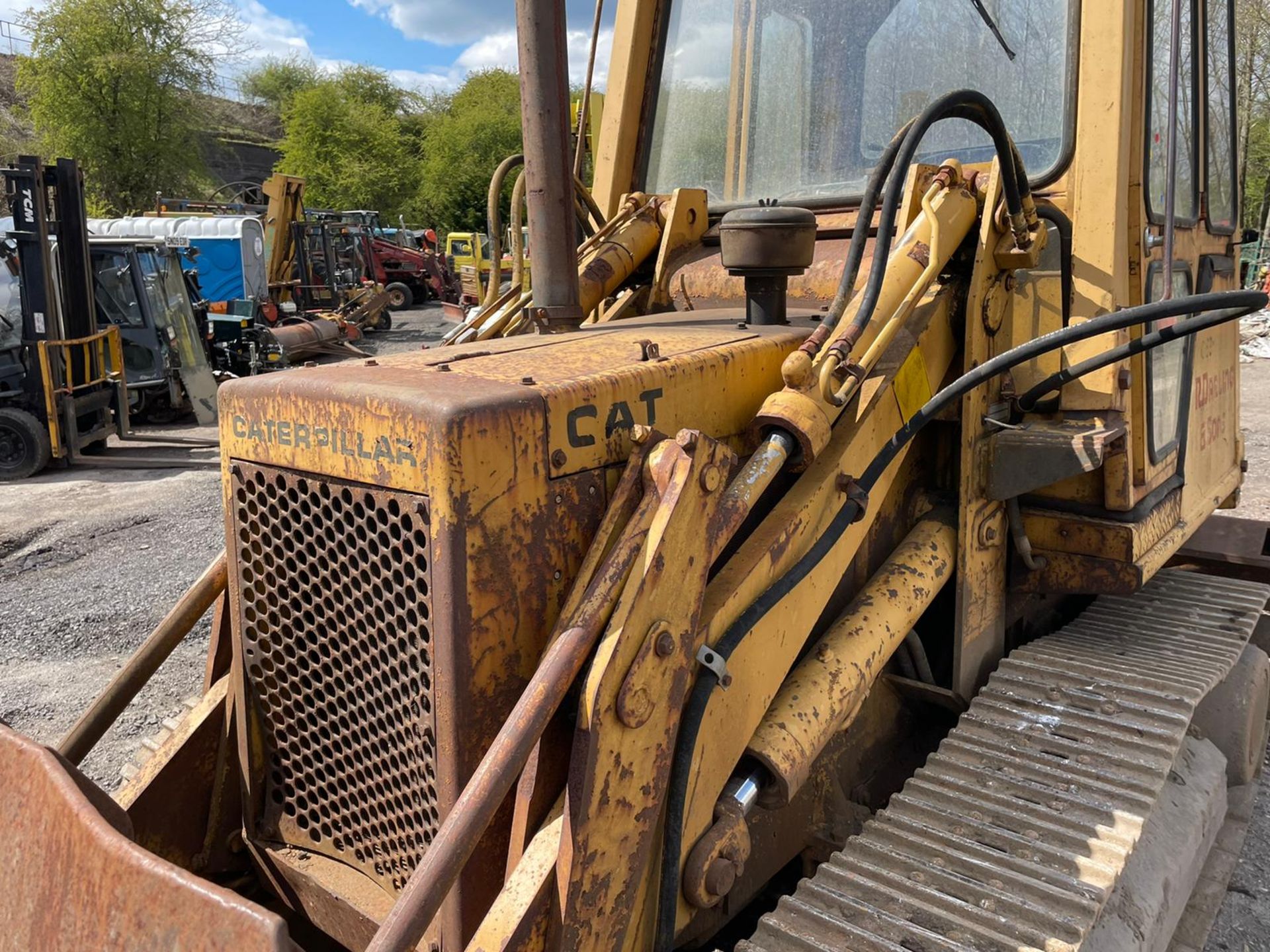 Cat 931B Drott With Multi Tyne Ripper, 3 In 1 Bucket, Runs Drives And Lifts, Showing 6310 Hours - Image 8 of 8