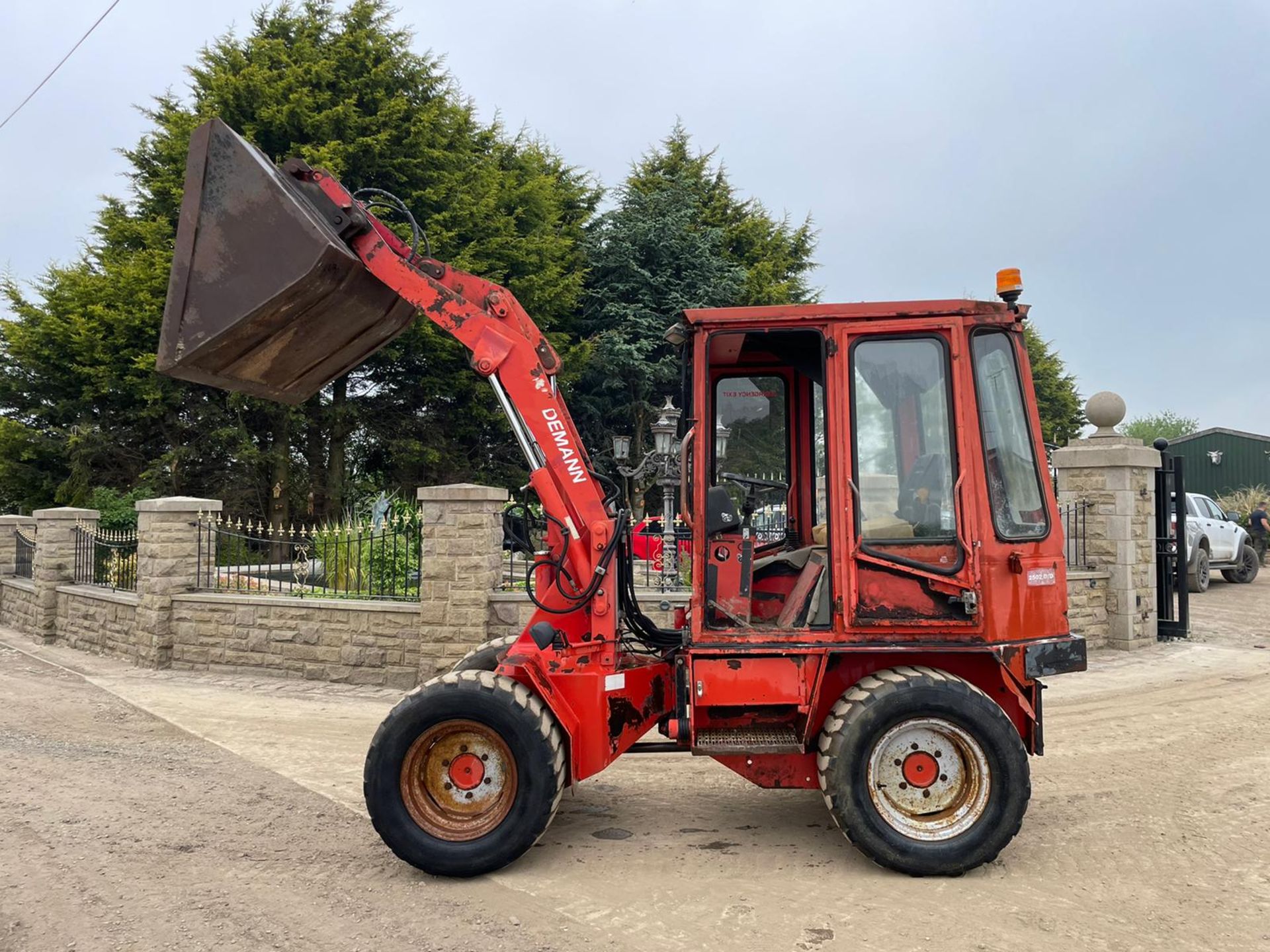 WEIDEMANN 2502 D/D ARTICULATED LOADING SHOVEL, RUNS DRIVES AND LIFTS, HYDRAULIC QUICK HITCH*PLUS VAT - Image 2 of 17