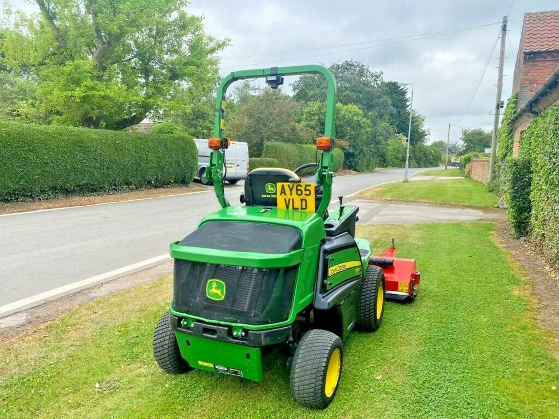 JOHN DEERE 1570 UPFRONT FLAIL MOWER, YEAR 2015, 4 WHEEL DRIVE *PLUS VAT* - Image 4 of 5