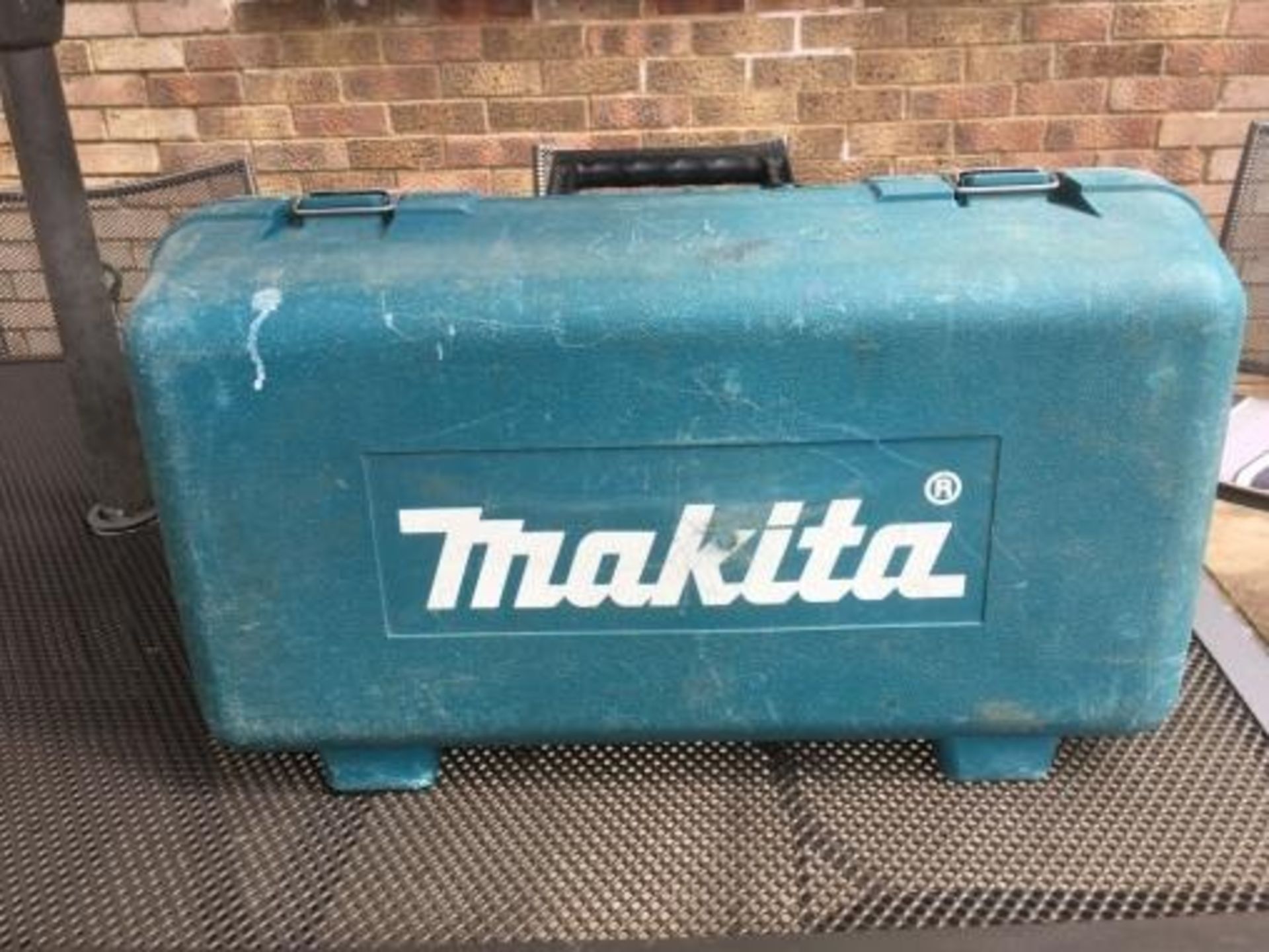 1 x MAKITA KP0810 110v POWER PLANER IN BOX WITH SPARE BLADES *NO VAT* - Image 4 of 4