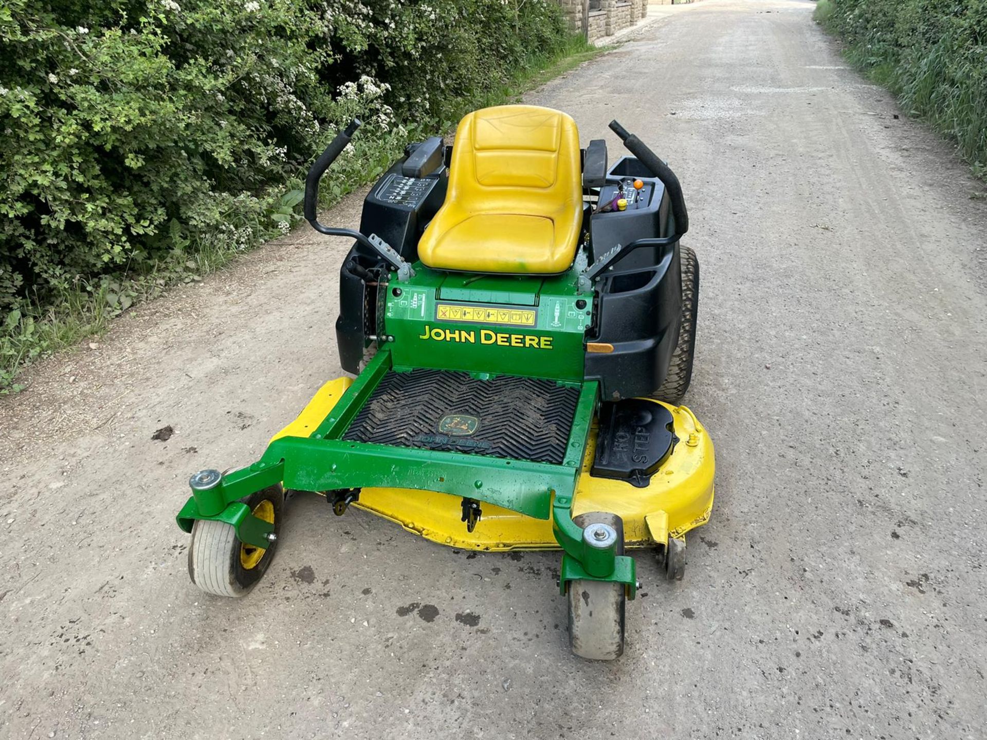 2014 JOHN DEERE Z425 ZERO TURN MOWER, RUNS DRIVES AND CUTS, 22HP JOHN DEERE PETROL ENGINE *PLUS VAT* - Image 2 of 8