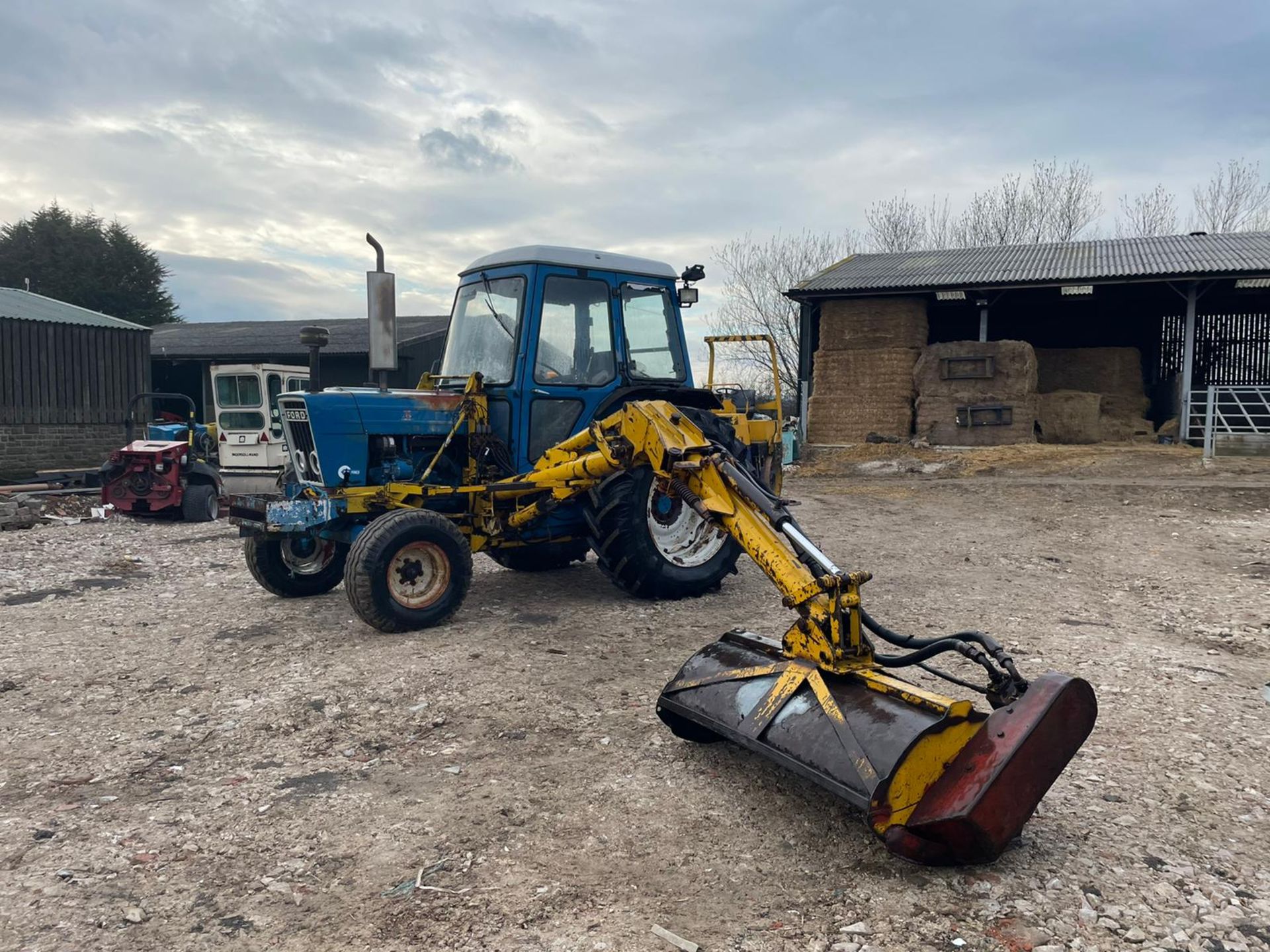 FORD 6600 TRACTOR WITH MID MOUNTED MOWER, RUNS, DRIVES AND WORKS *PLUS VAT* - Image 2 of 15