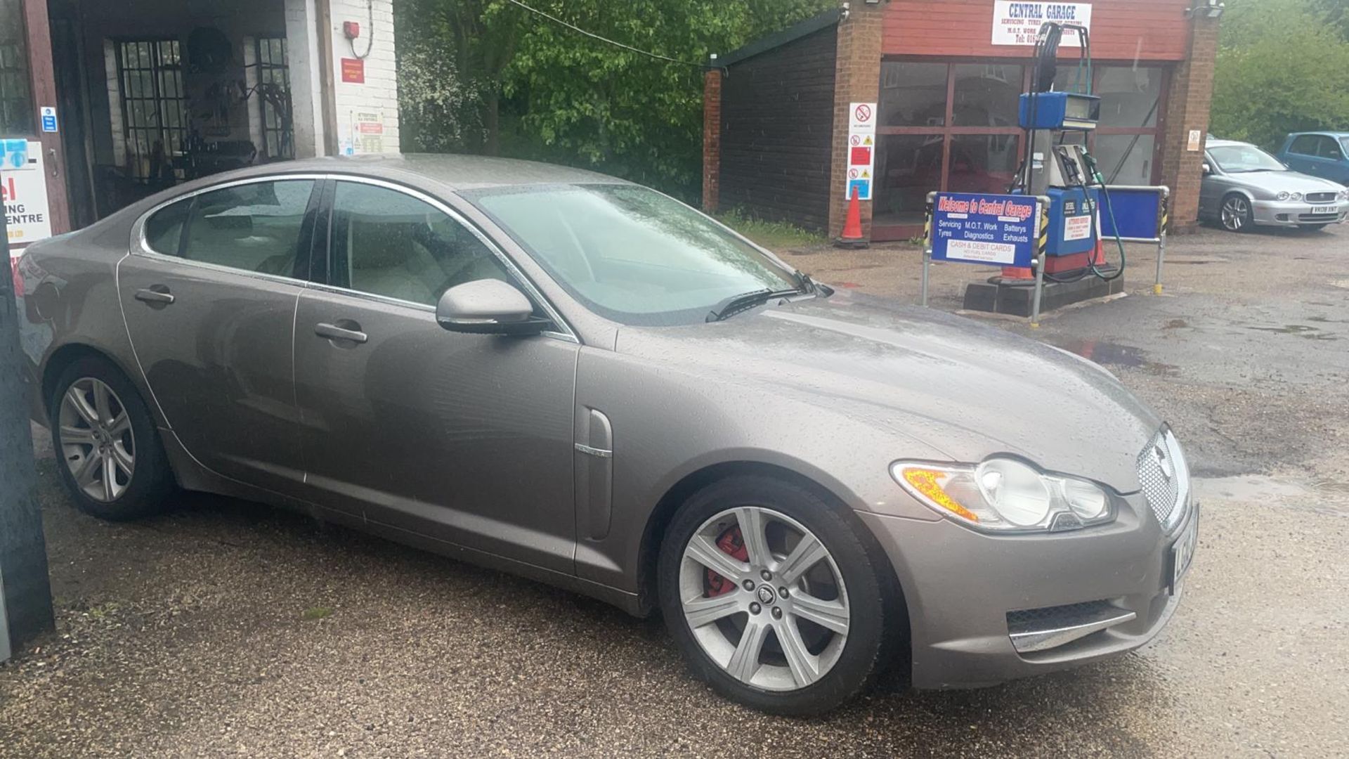 2010 JAGUAR XF LUXURY V6 AUTO GREY 4 DOOR SALOON, SHOWING 71,839 MILES *NO VAT* - Image 3 of 10