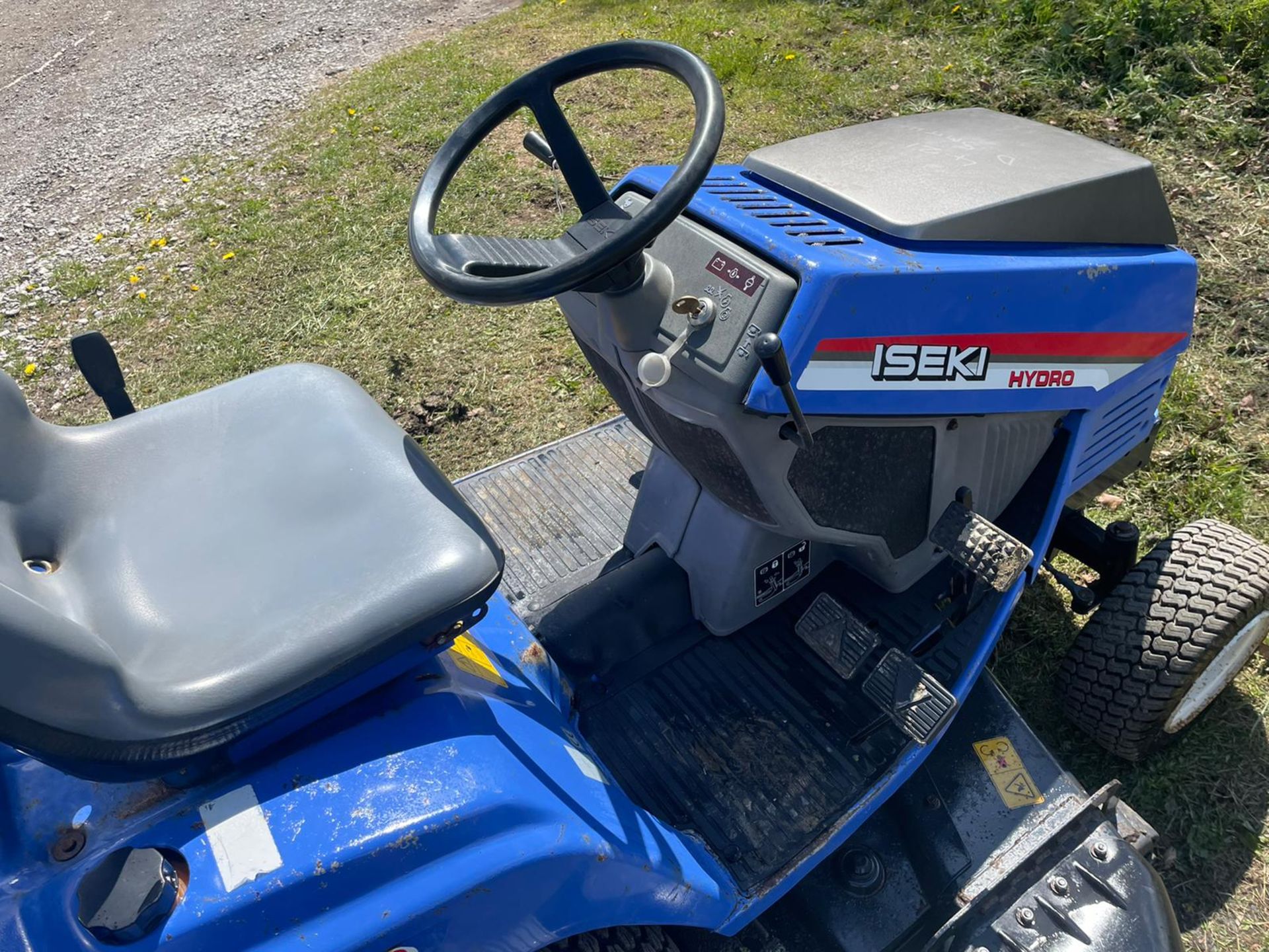 Iseki SG153 Ride On Mower, Runs Drives And Cuts, Hydrostatic, Showing A Low 990 Hours *PLUS VAT* - Image 4 of 6