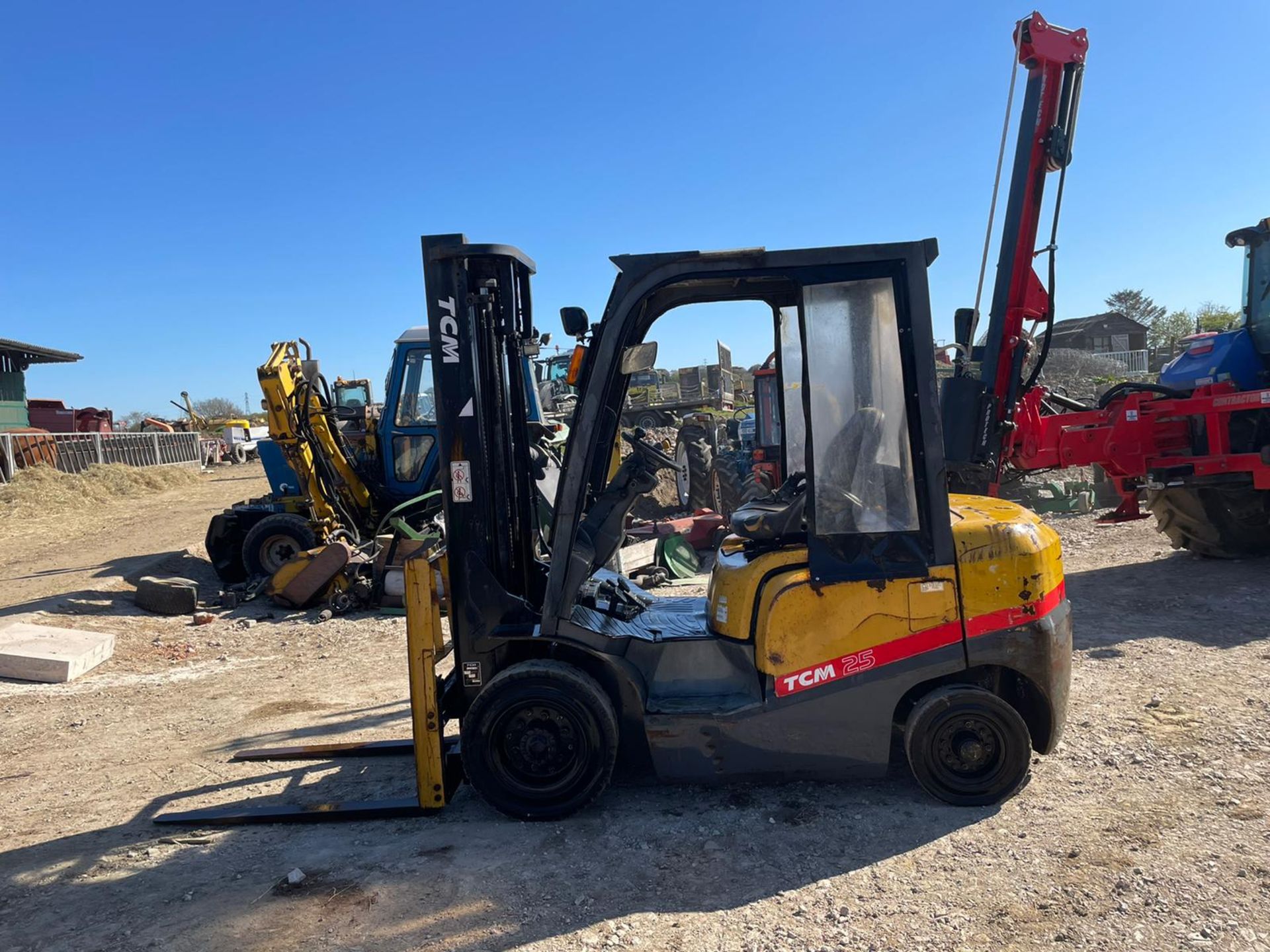 2007 TCM 25 FORKLIFT, RUNS DRIVES AND LIFTS, SHOWING 7300 HOURS, 2.5TON SPEC, SIDE SHIFT *PLUS VAT* - Image 4 of 11