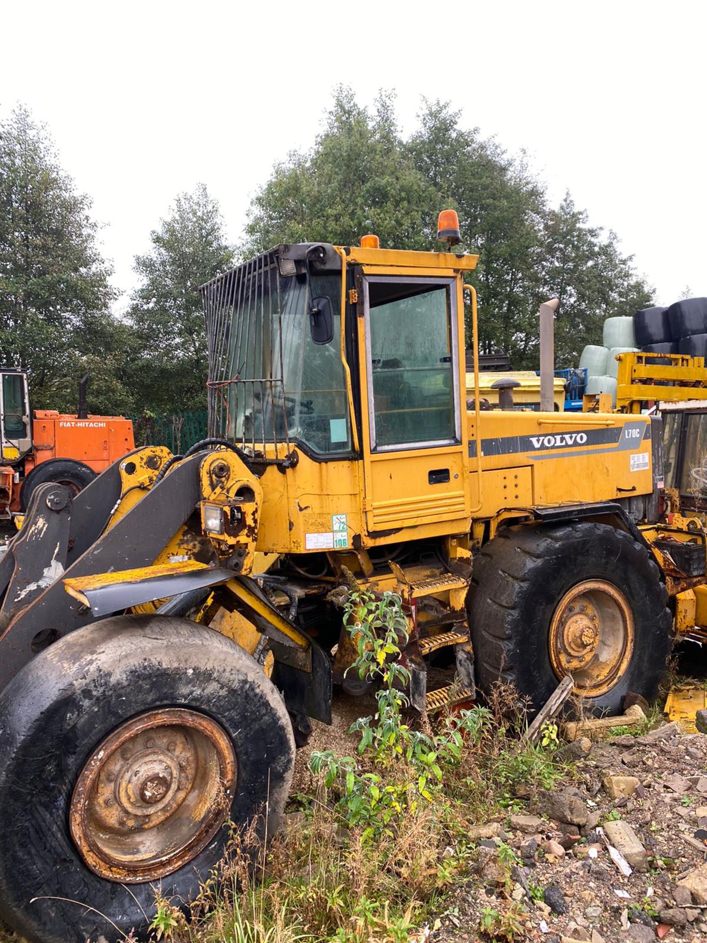 VOLVO L70C LOADING SHOVEL, RUNS AND LIFTS, BUT NO DASH LIGHTS SO FORWARD & REVERSE DONT WORK - Image 6 of 9