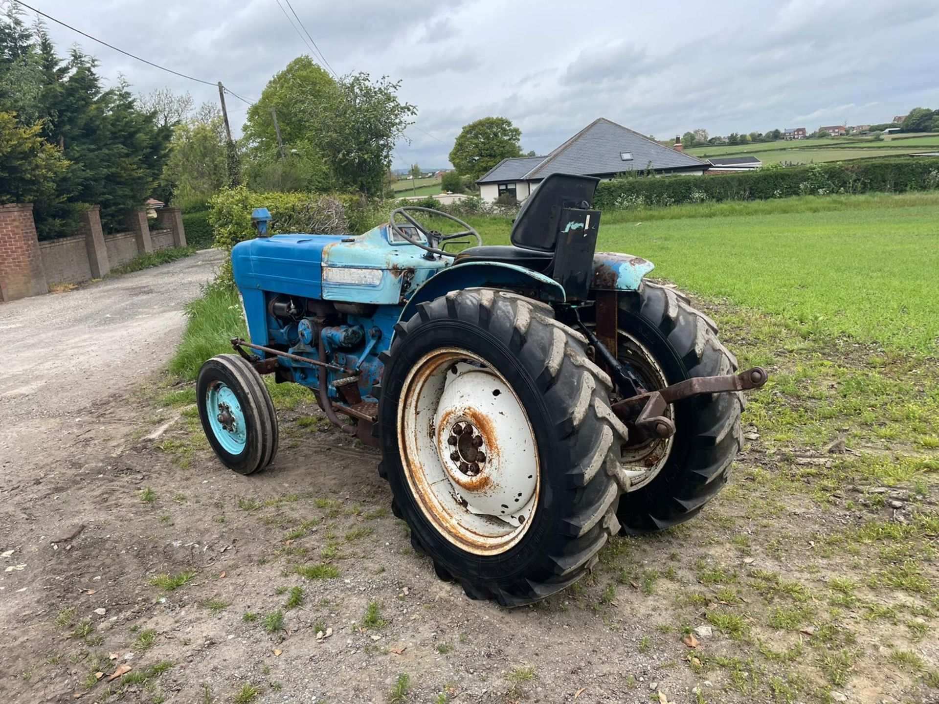 FORD 3000 VINYARD TRACTOR, RUNS DRIVES AND WORKS, ALL GEARS WORK *PLUS VAT* - Image 6 of 10