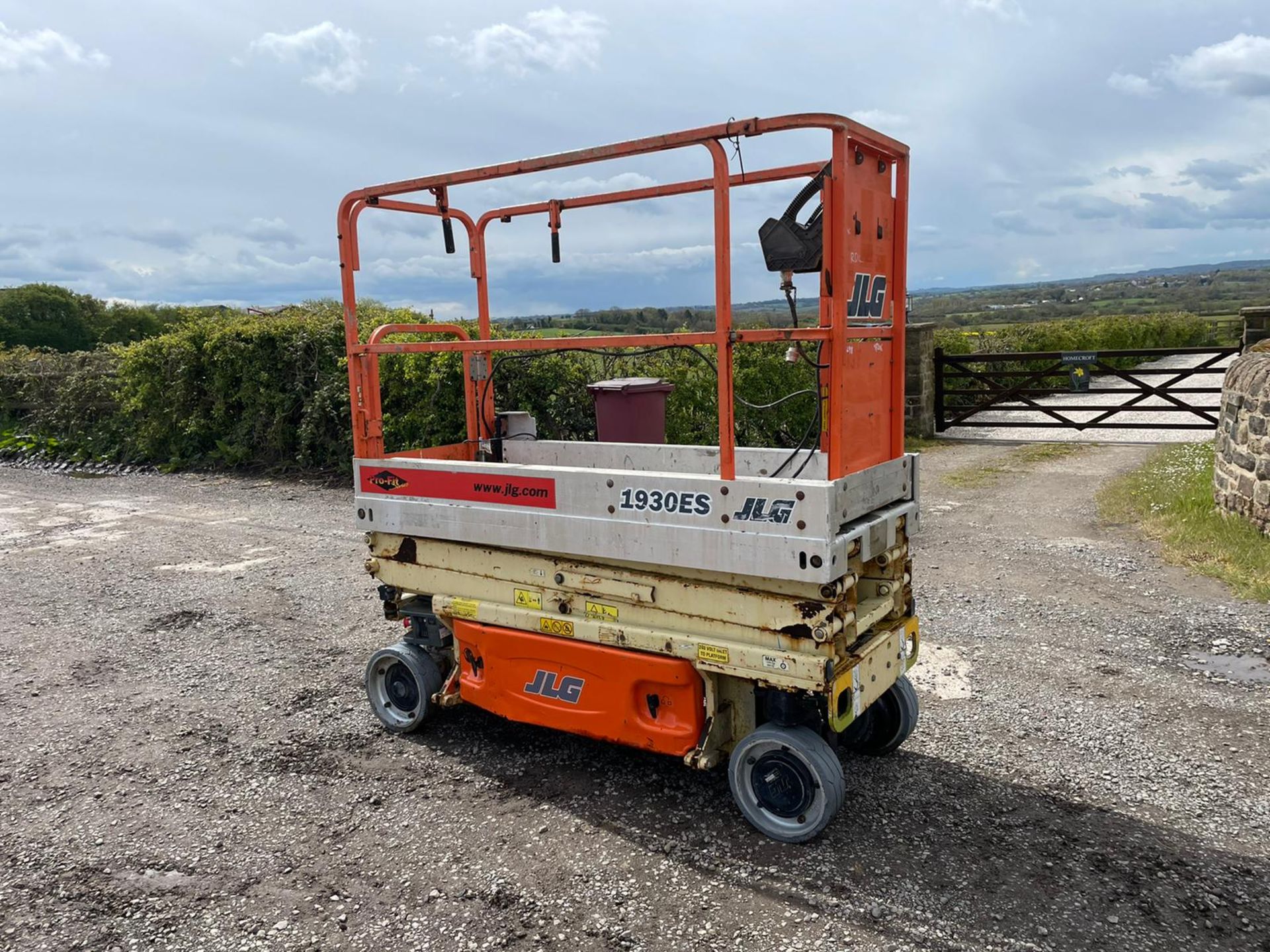 JLG 1930ES SCISSOR LIFT, DRIVES AND LIFTS, SHOWING A LOW 296 HOURS *PLUS VAT* - Image 2 of 7