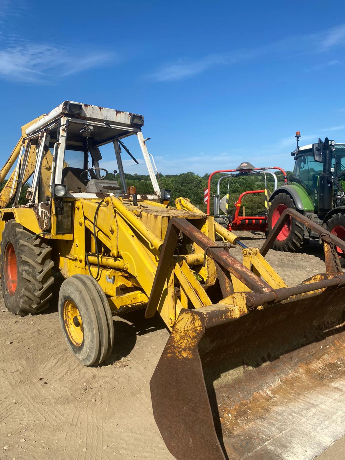 JCB 3CX DIGGER LOADER, RUNS DRIVES AND DIGS, FORKS AND BUCKET ON THE FRONT *PLUS VAT* - Image 2 of 6