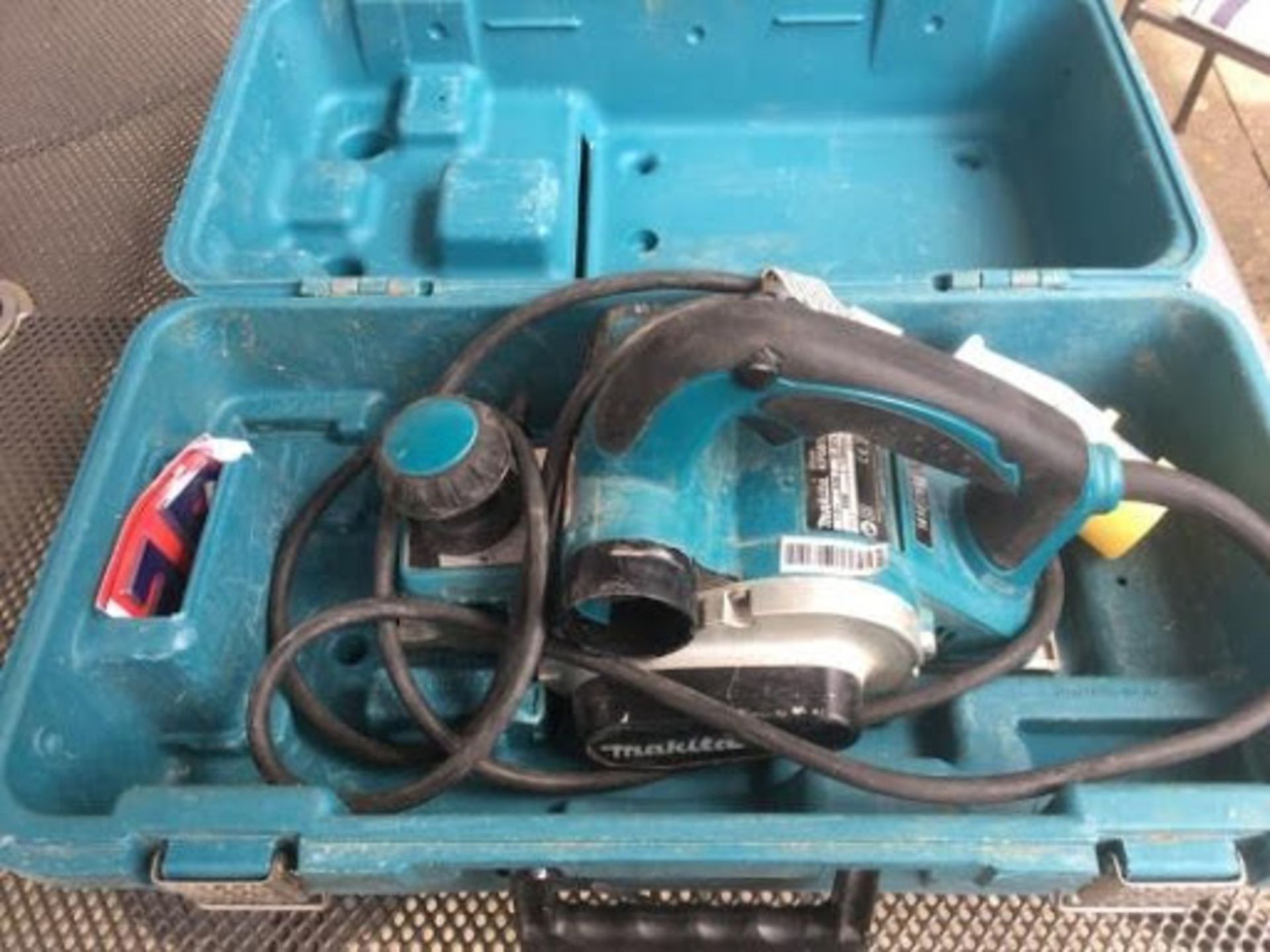 1 x MAKITA KP0810 110v POWER PLANER IN BOX WITH SPARE BLADES *NO VAT* - Image 3 of 4