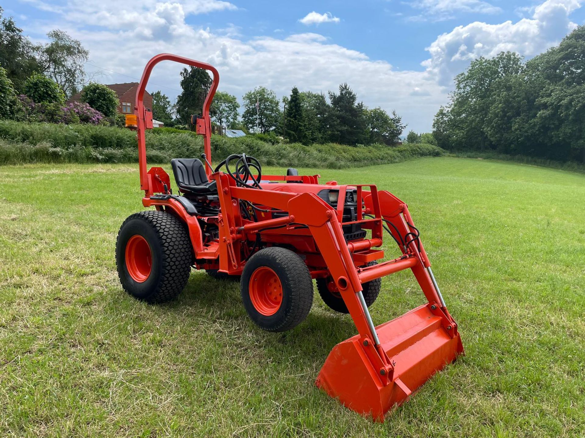 2001/51 B2410 COMPACT TRACTOR WITH LOADER AND BUCKET, 24hp, SHOWING 254 HOURS! *PLUS VAT* - Image 7 of 13