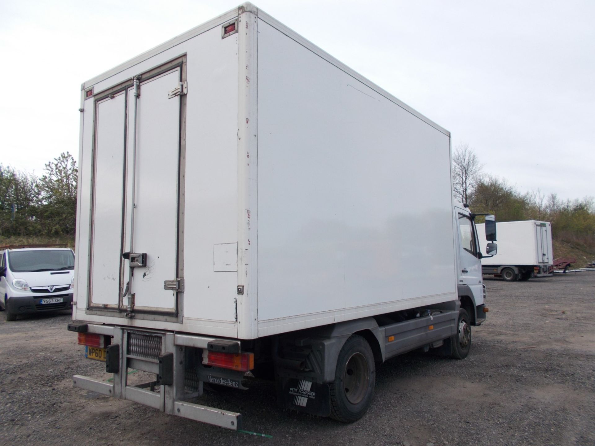 2010 MERCEDES ATEGO 815 DAY WHITE INSULATED VAN, DOUBLE FRIDEG COMPARTMENT *PLUS VAT* - Image 8 of 24