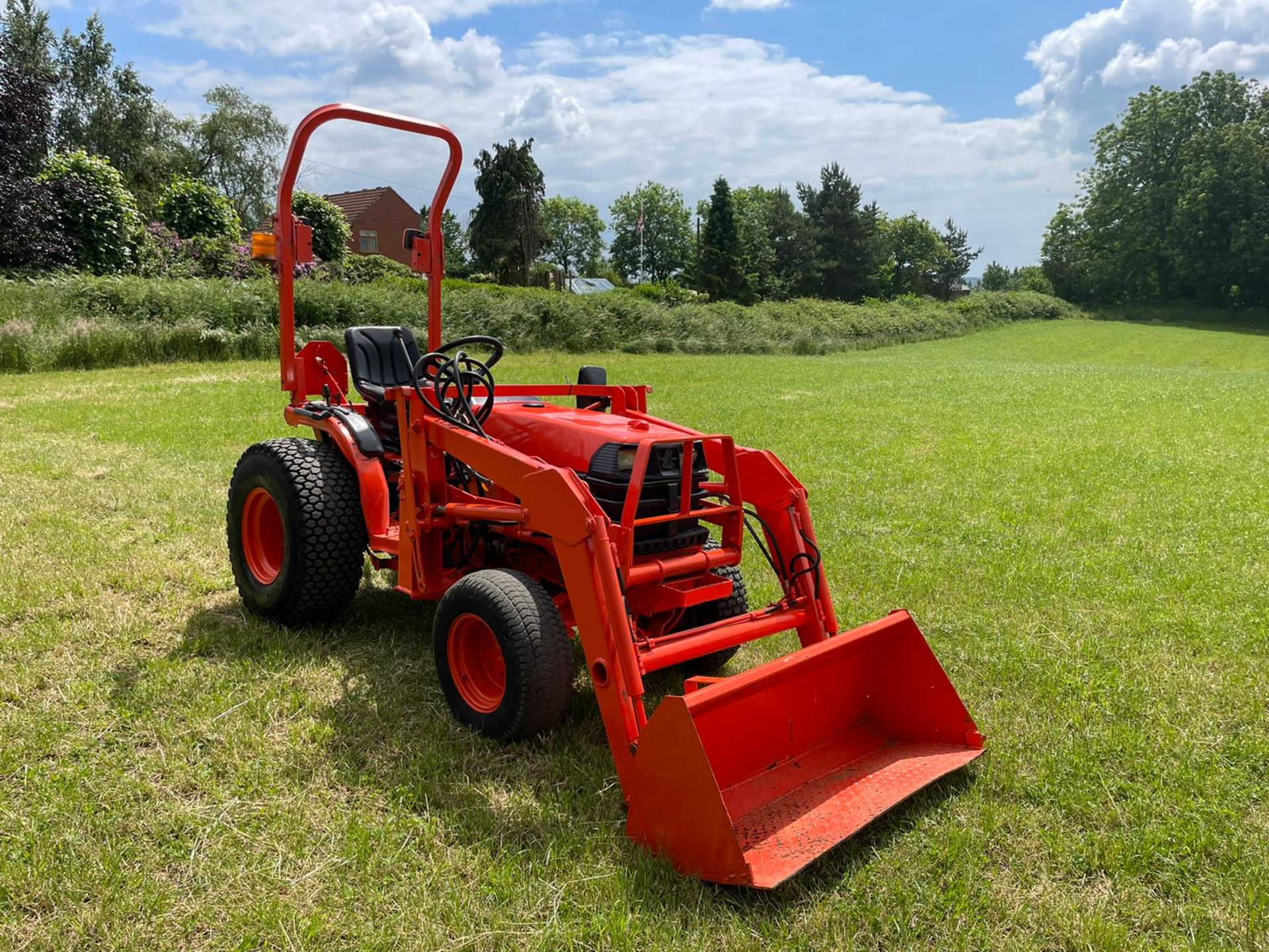 2001/51 B2410 COMPACT TRACTOR WITH LOADER AND BUCKET, 24hp, SHOWING 254 HOURS! *PLUS VAT* - Image 3 of 13