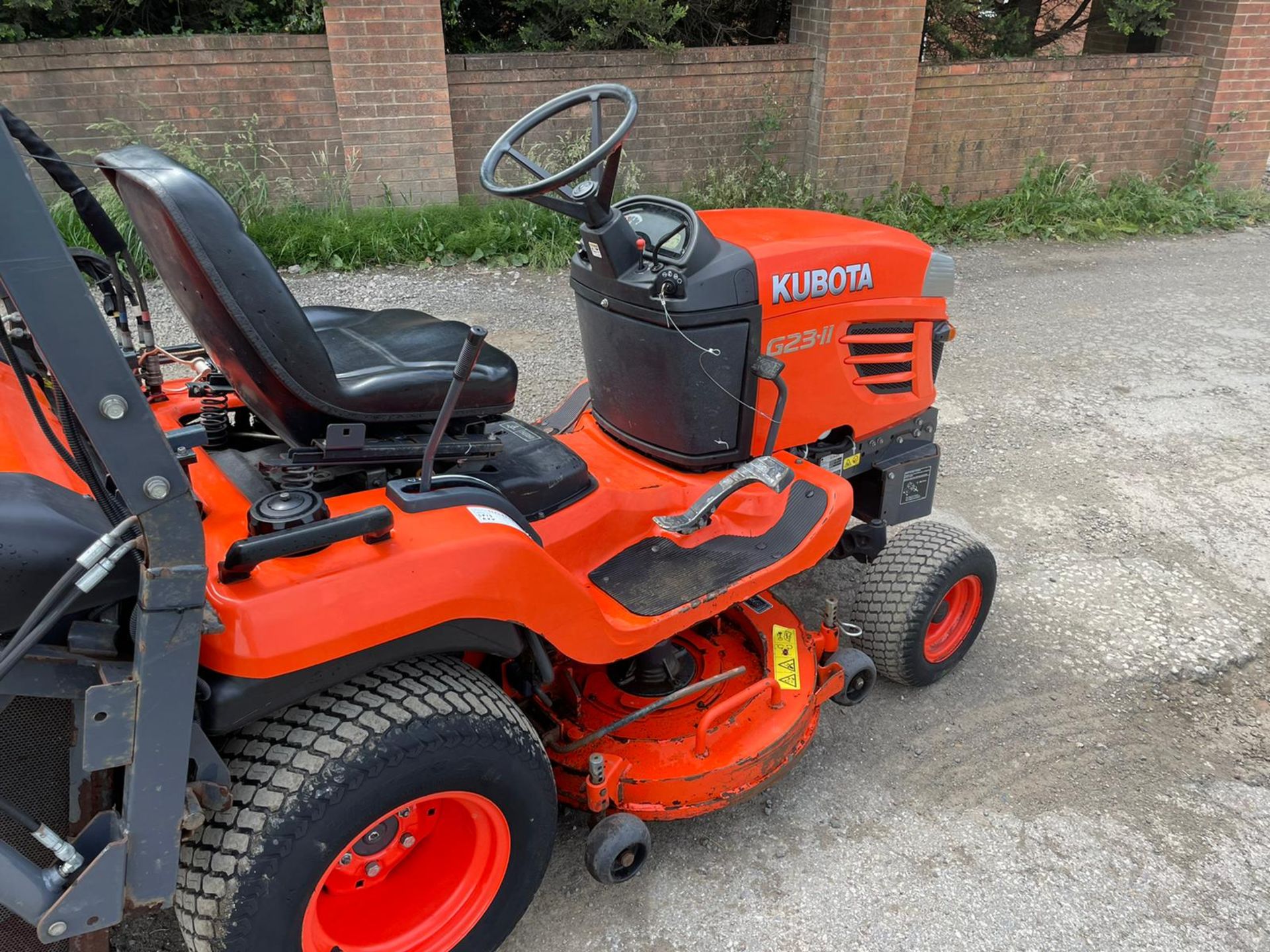 2013 KUBOTA G23-II RIDE ON HIGH TIP MOWER, RUNS AND DRIVES, SHOWING A LOW 771 HOURS *PLUS VAT* - Image 4 of 11