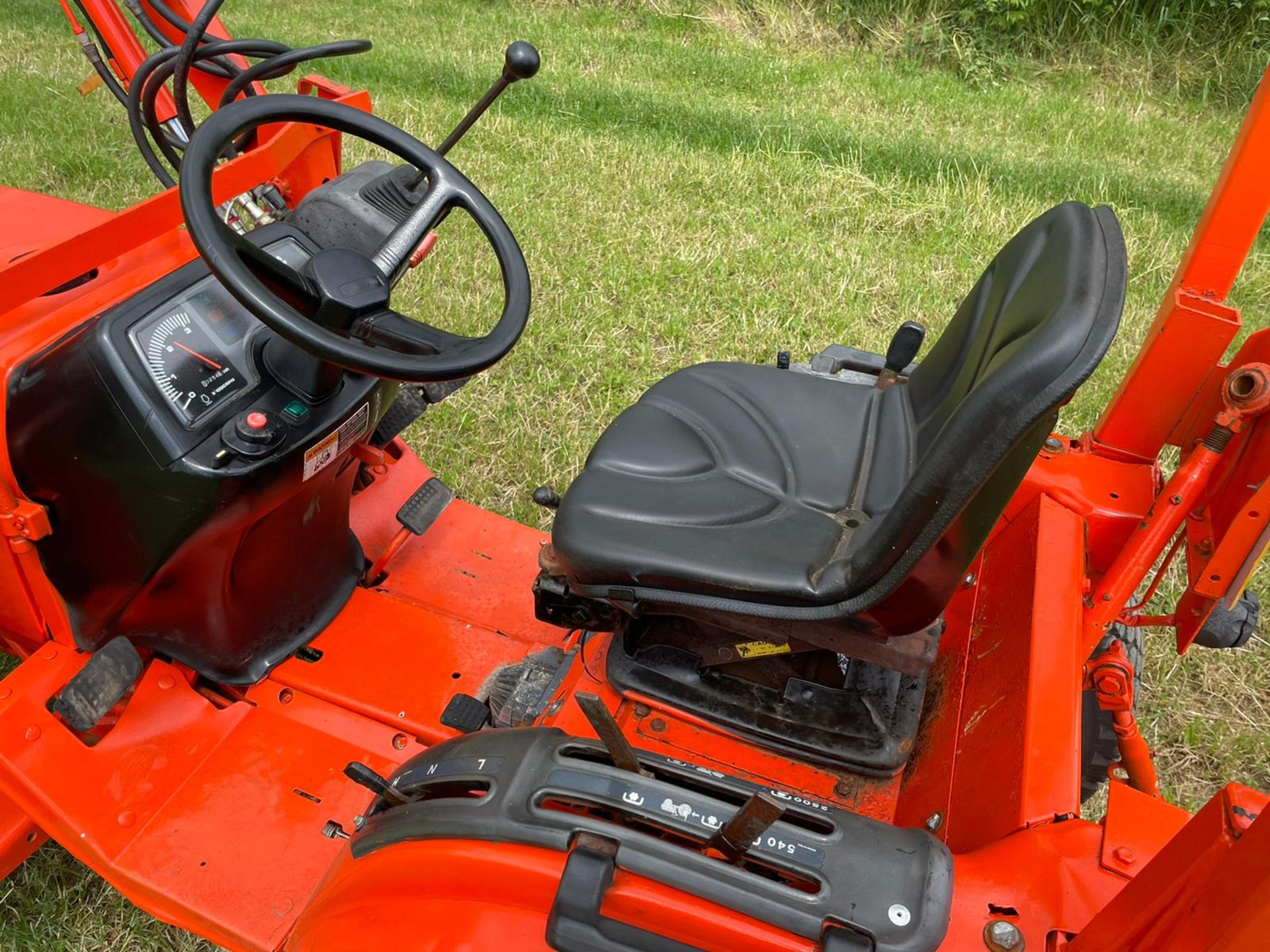 2001/51 B2410 COMPACT TRACTOR WITH LOADER AND BUCKET, 24hp, SHOWING 254 HOURS! *PLUS VAT* - Image 10 of 13